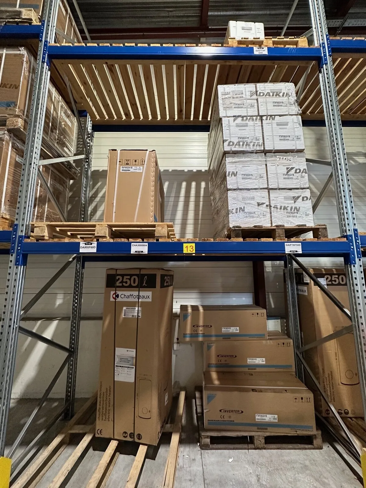 Lot n°107 - : Chauffe-eau électrique 570 L ( 1 x ) + éléments pour climatisation ( 14 au total )