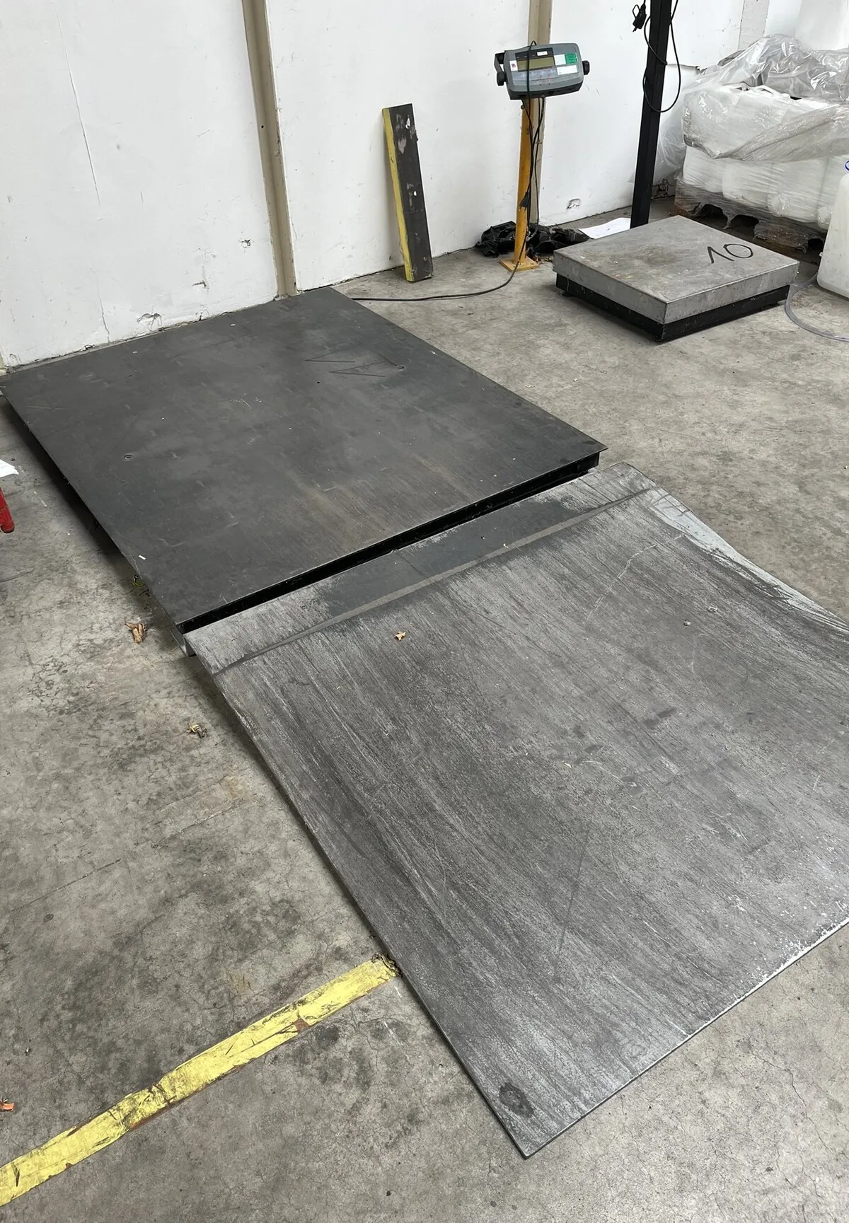 Lot n°11 - Balance à palette OHAUS Defender 5000, charge minimale 10 kg, charge maximale 1500 kg ( DOLLER )