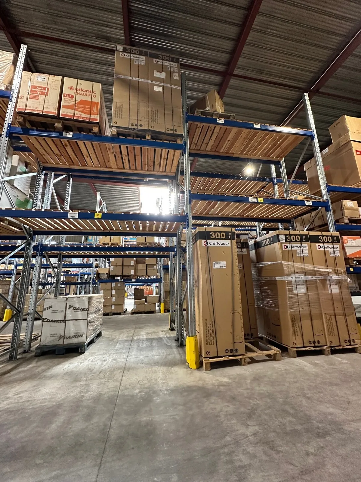 Lot n°111 - : Chauffe-eau électriques 75 L ( 4 x ), 300 L ( 11 x ) + 1 unité extérieur 2 KW