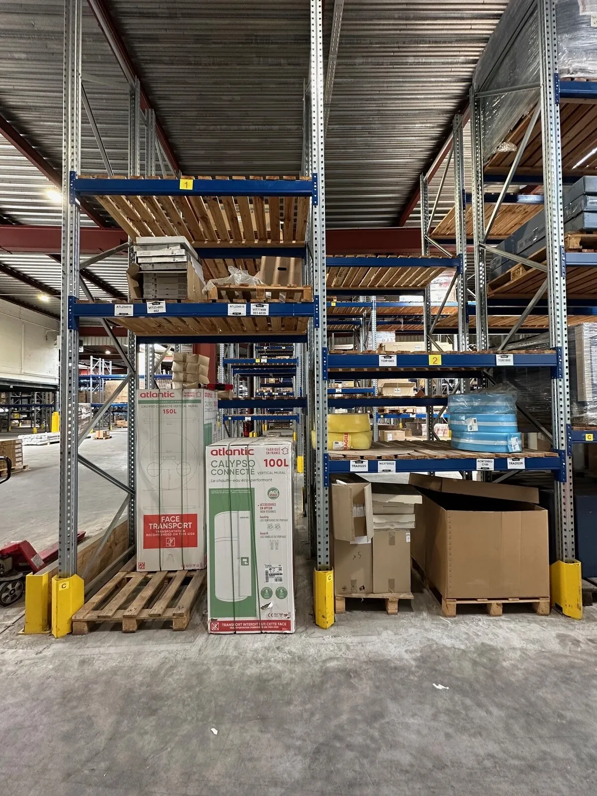 Lot n°114 - Stock San : Chauffe-eau thermodynamique 100 L ( 1 x ) et 150 L ( 1 x ) + sanitaire