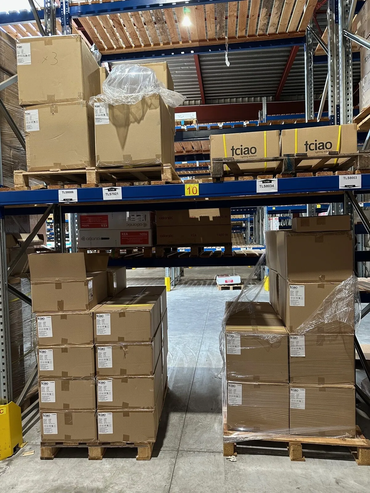 Lot n°121 - : Projecteurs de 60 à 200 W ( 116 au total ) / Réflecteurs extérieur 150 W ( 28 x )