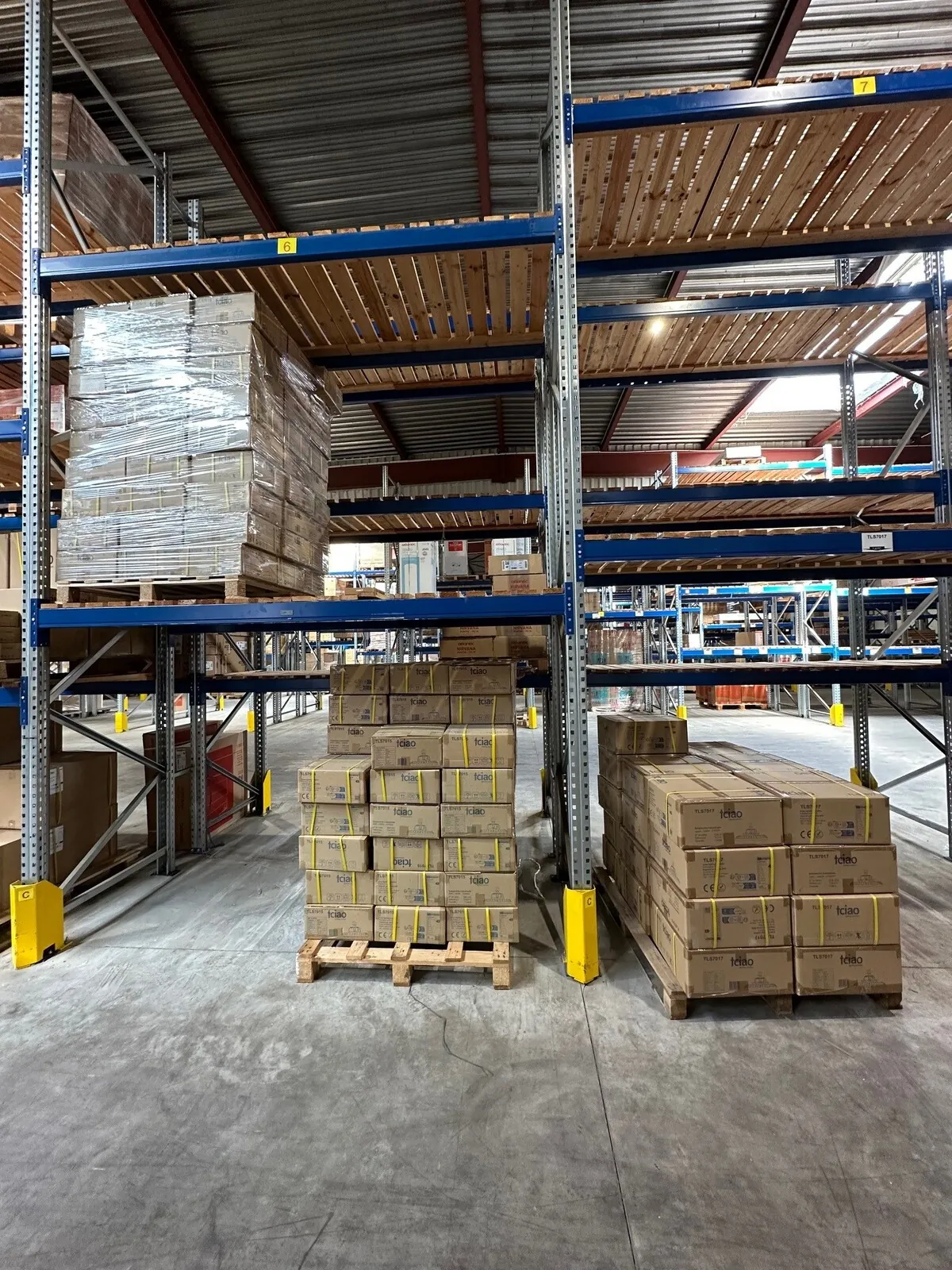 Lot n°124 - : Suspensions industrielles 80 W ( 146 x ) et 150 W ( 25 x )