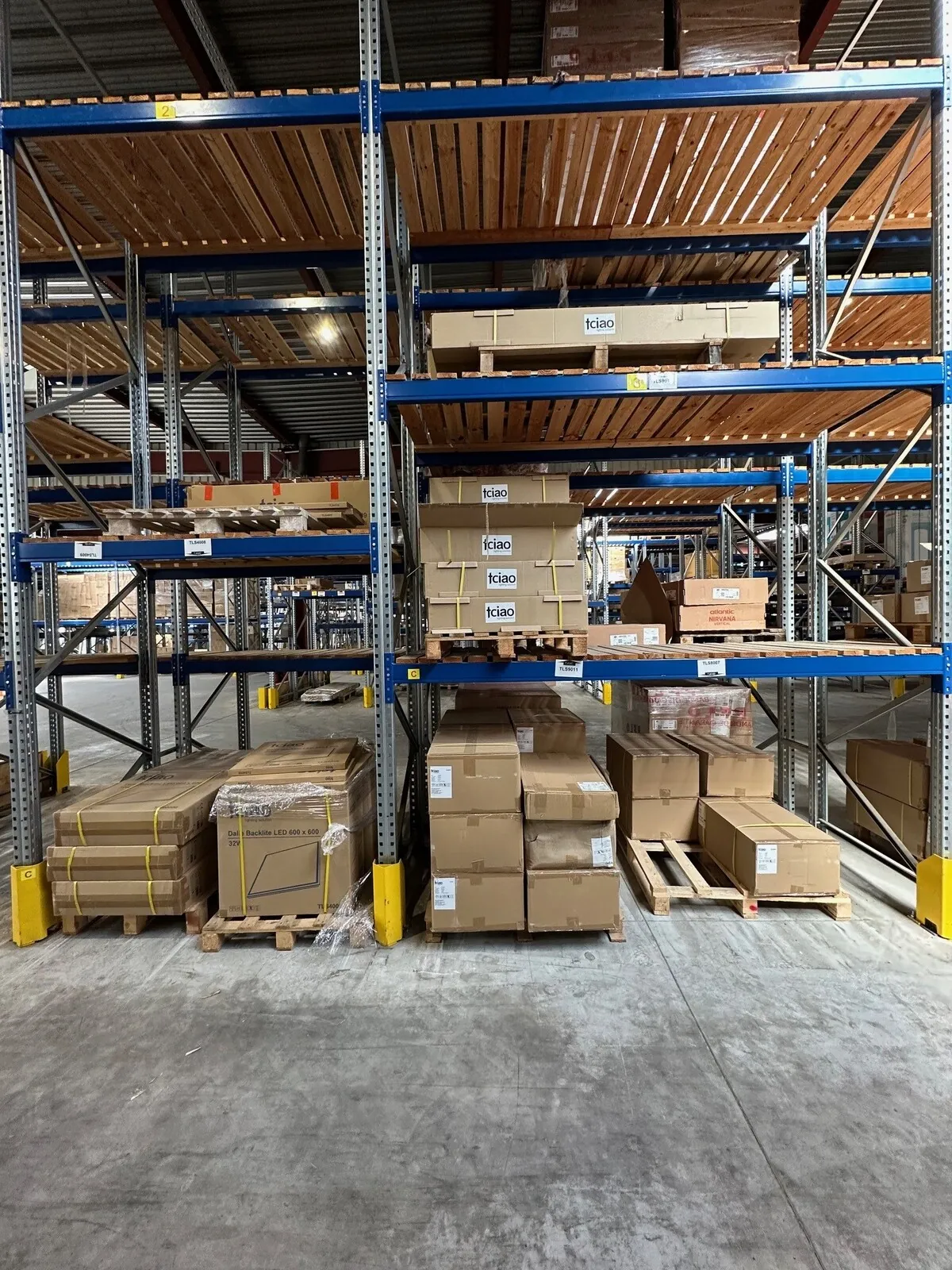 Lot n°127 - : Projecteurs 250 W ( 32 x ) + Dalles 32 W ( 63 x ) + divers