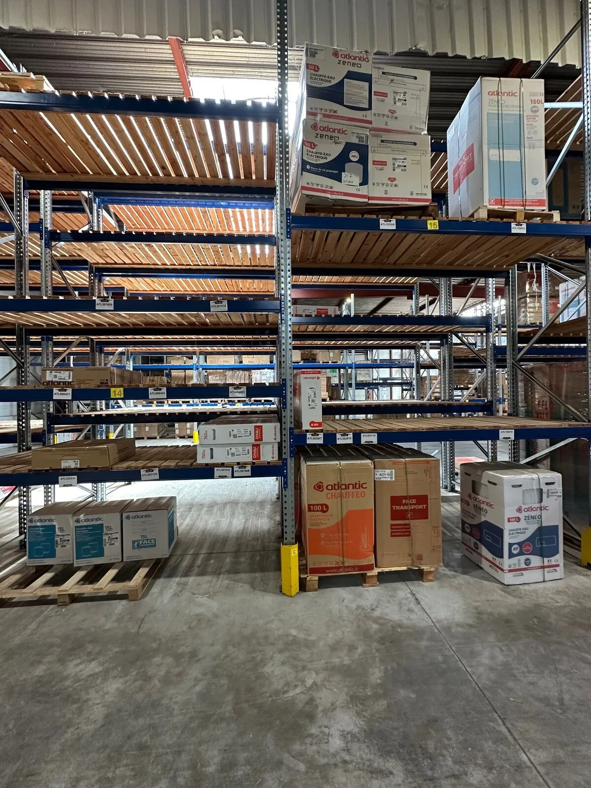 Lot n°142 - : Chauffe-eau de 15 à 150 L ( 15 au total ) + radiateurs connectés 408 à 1250 W ( 10 au total ) + divers