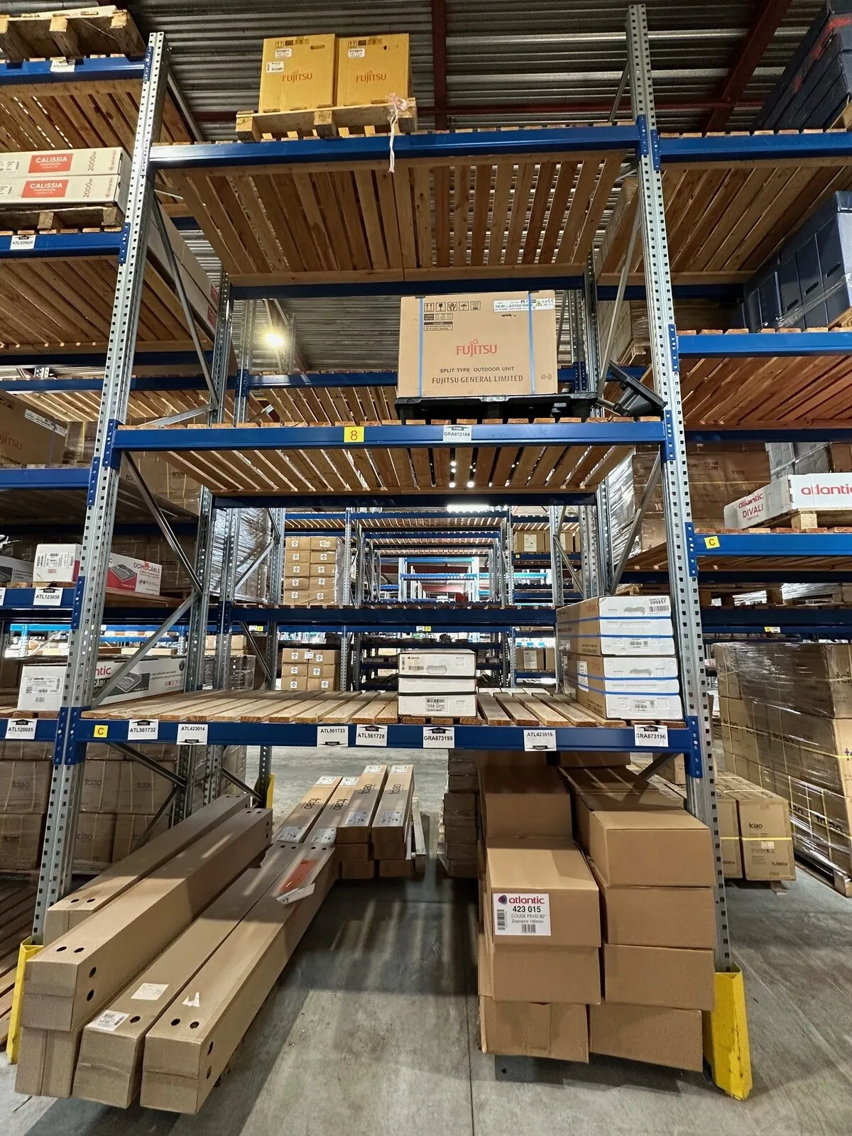 Lot n°144 - : Chauffage climatisation unités extérieur 2000/7100 W ( 3 au total), unité intérieur 2500/3400 W ( 3 au total ) + divers