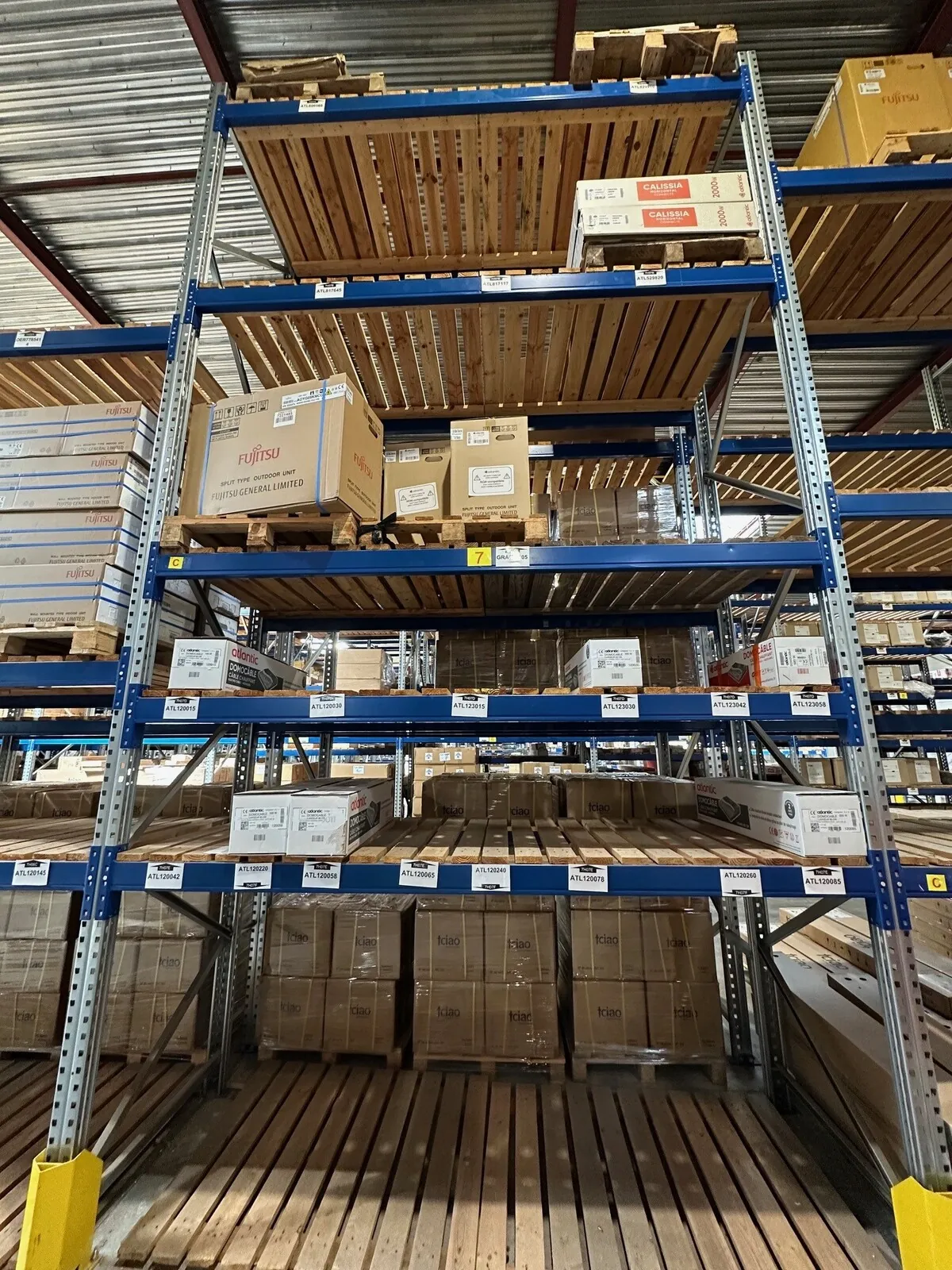 Lot n°145 - : Radiateurs 568 W à 2000 W ( 5 au total ) + plancher chauffant de 300 à 850 W ( 6 au total ) + unité extérieur 2500 W ( 4 x )