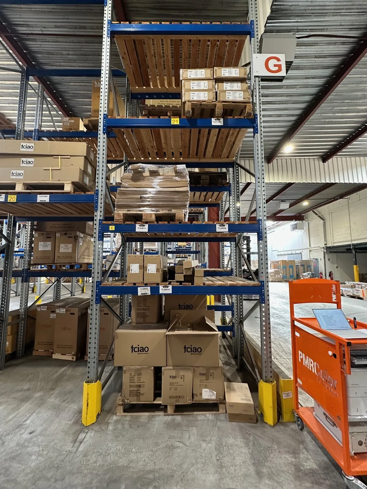Lot n°151 - Stock Lum : Luminaires sur pied 2 X 40 W ( 7 x ), Projecteurs 100 W ( 73 x ), Etanche 20 W IP66 ( 19 x ) + et protection pour luminaire ( 890 x )