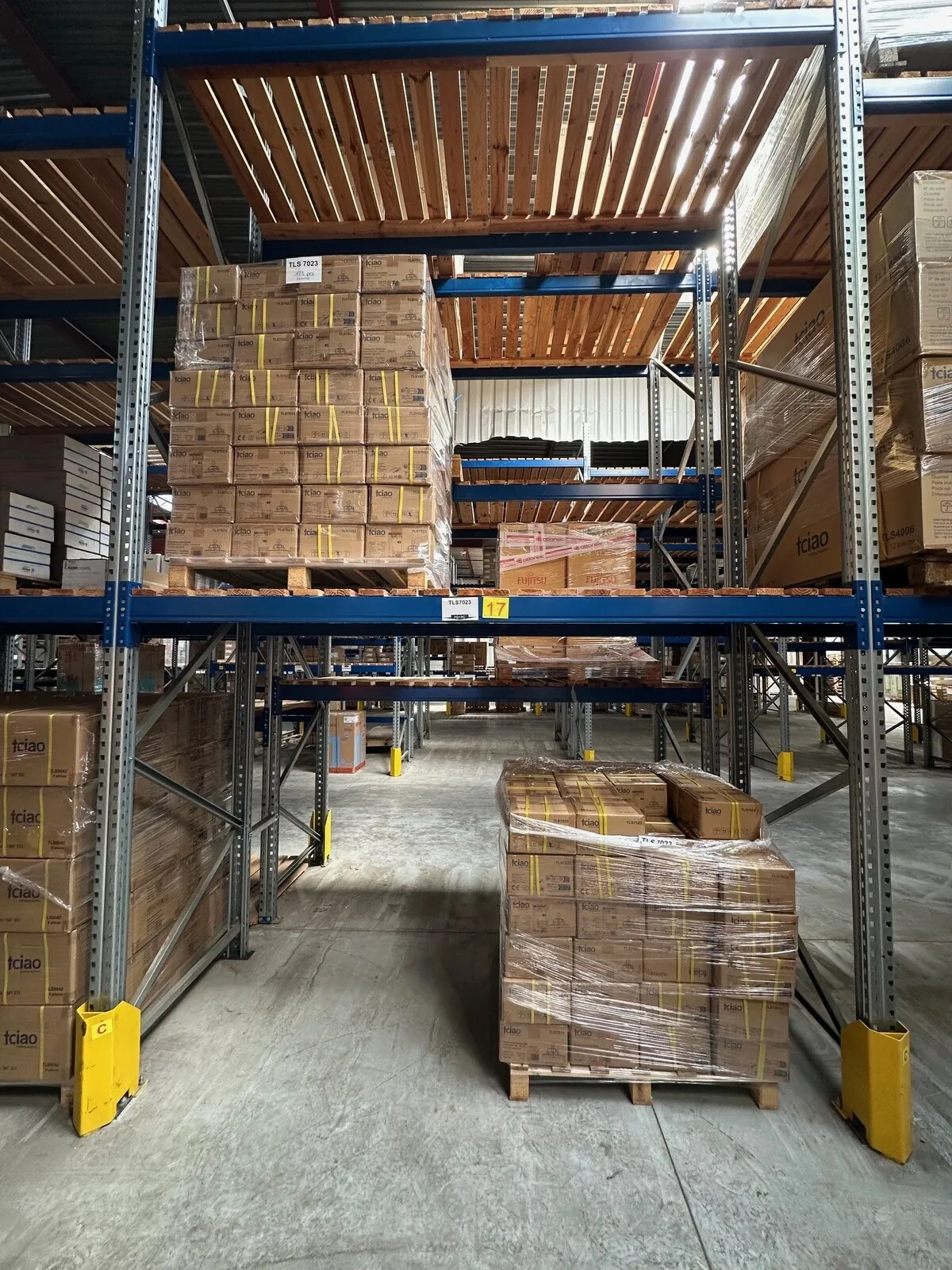Lot n°154 - : Suspensions industrielles dimmables 45 à 75 W ( 221 x ) + Détecteurs IR/HR ( 120 au total ) + Divers
