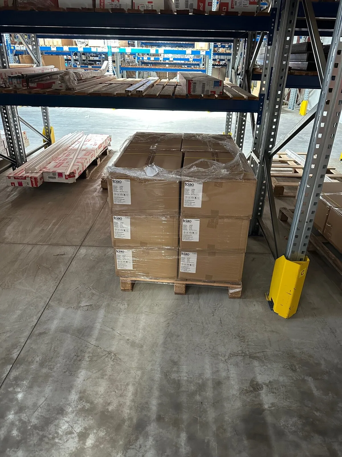 Lot n°162 - : Projecteurs 200 W (24 x ) + Accessoires