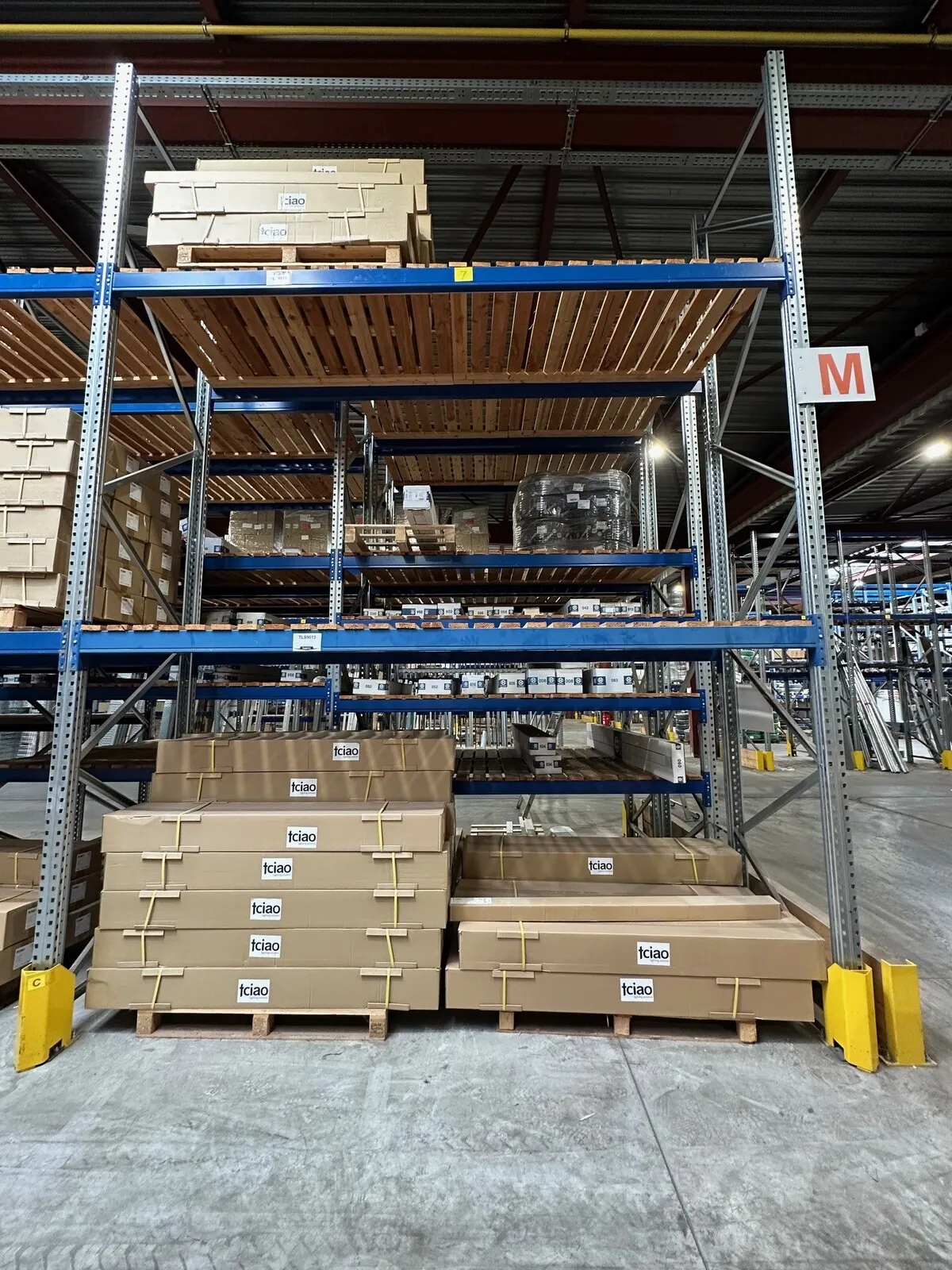 Lot n°176 - : Etanche tubulaire 36 W/ 48 W IP66 ( 234 au total ) + colliers anti-vandalisme ( 73 x )
