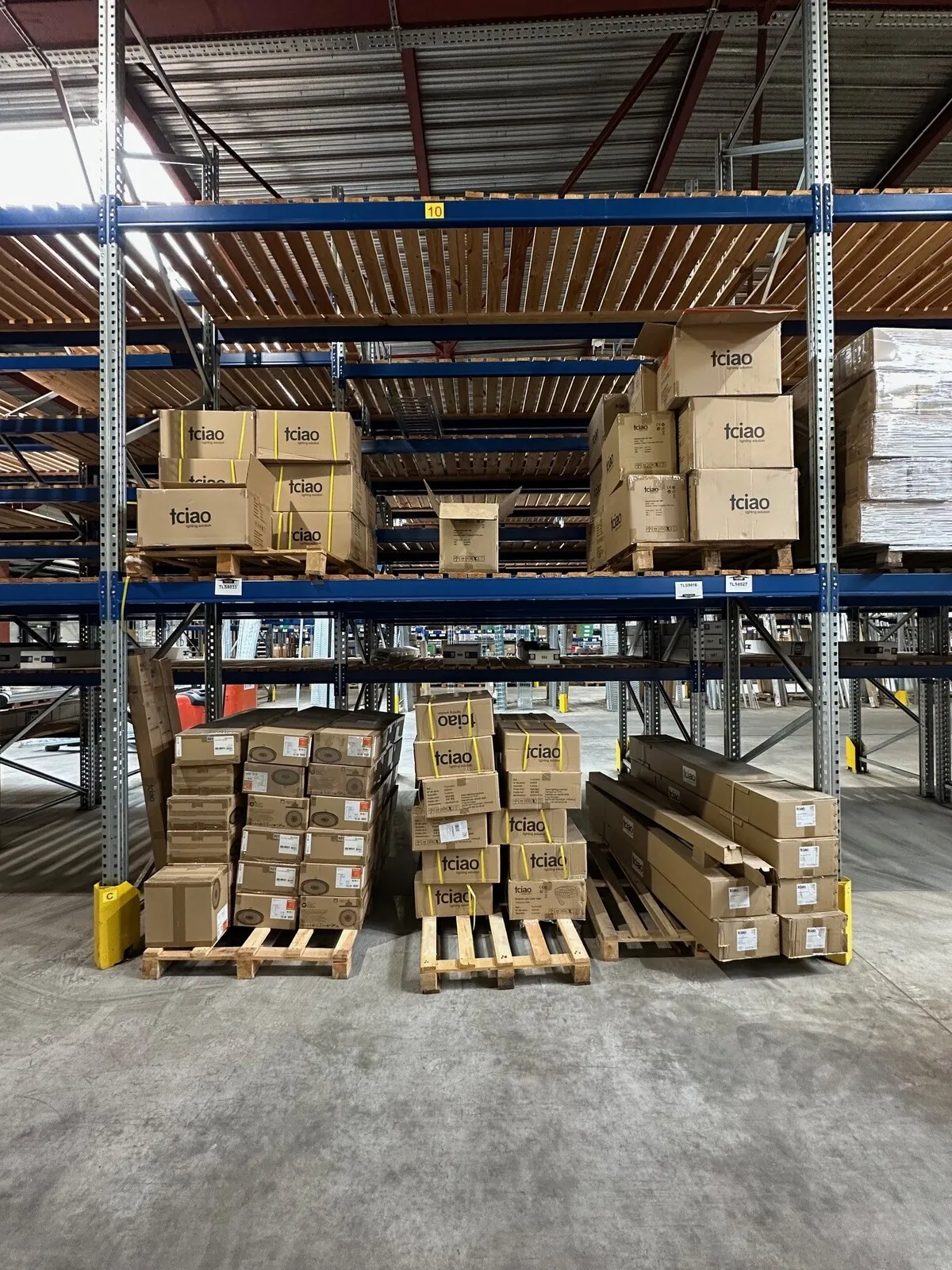 Lot n°179 - : High Bay 87 W IP65 ( 55 x ), Projecteurs de 45 W à 70 W ( 276 au total ) + ruban Led 5/10 mètres 11W/m IP65 ( 320 au total ) + divers