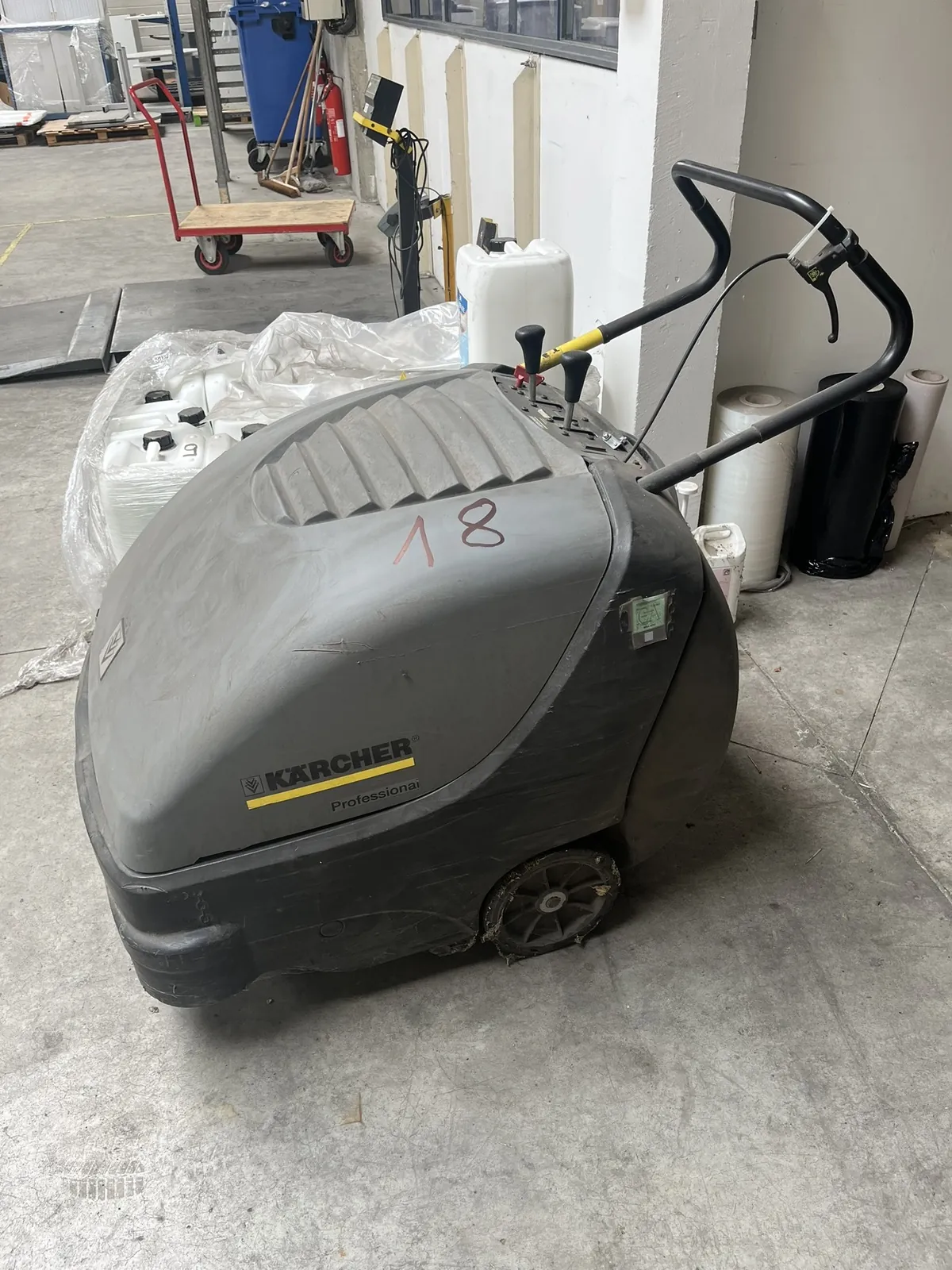 Lot n°18 - Balayeuse KARCHER à réviser (batterie HS) ( DOLLER )