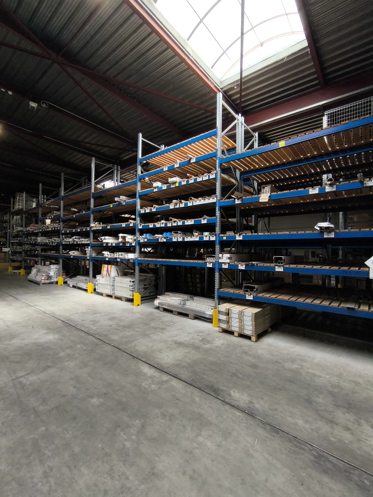 Lot n°181 - Stock Elec : Flexibar CU ( 40 au total ), Goulottes 682 m au total, Couvercles ( 390 m au total ), Gaines ICTA Ø 20/25 ( 3800 m au total ) + divers