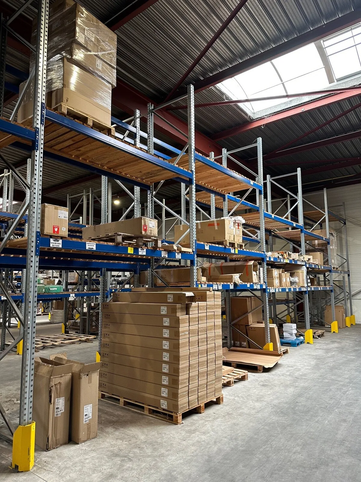 Lot n°184 - Stock Lum : Etanche Led 33 à 60 W IP65 ( 299 au total ), Dalles Led de 35 à 40 W ( 165 au total ) + divers