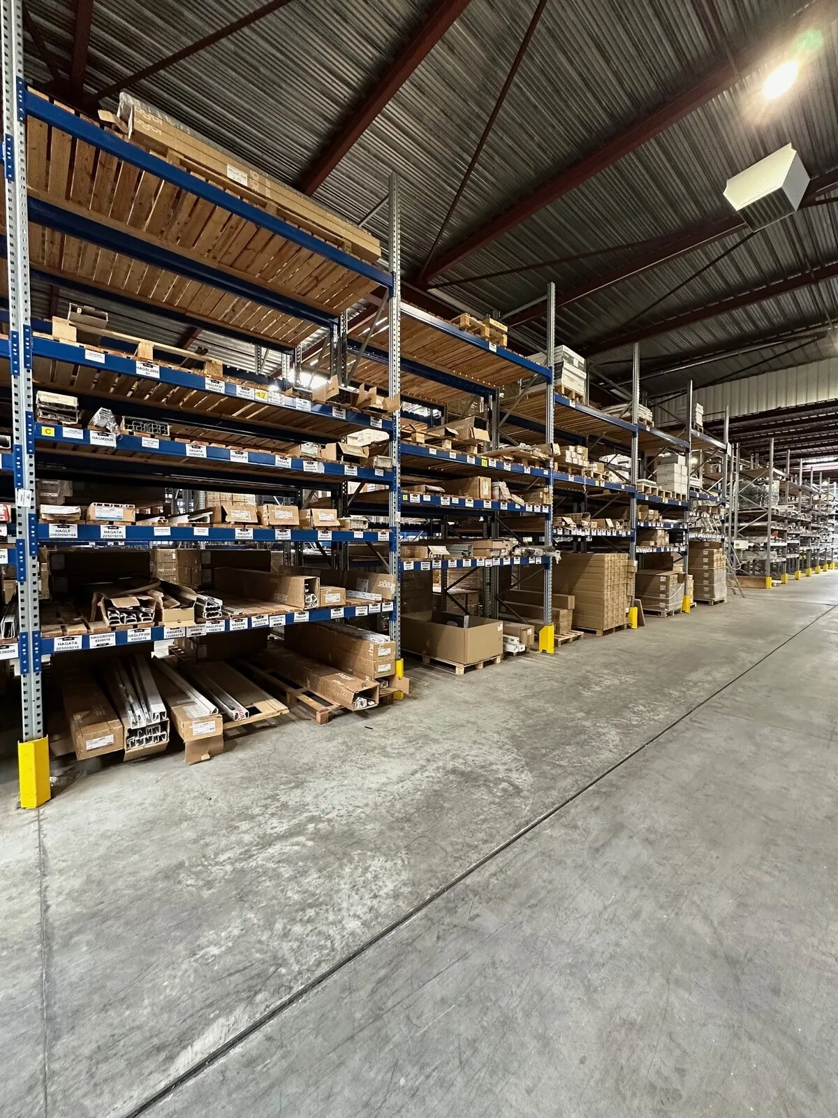 Lot n°186 - : Etanche + Dalles Led 8 à 46 W (1314 pièces environs ) + Goulottes diverses ( 416 m au total ) + divers