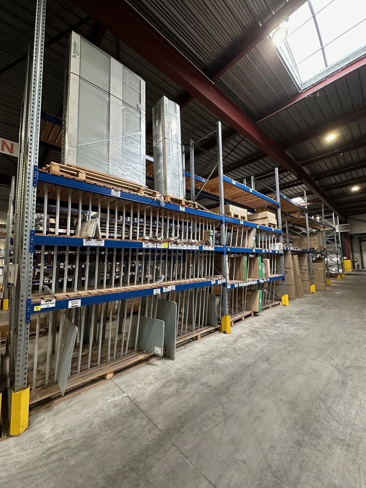 Lot n°194 - Stock Elec : Armoires, Inverseur de sources 160 A, coffrets industriels et composants câblage ( 98 au total )