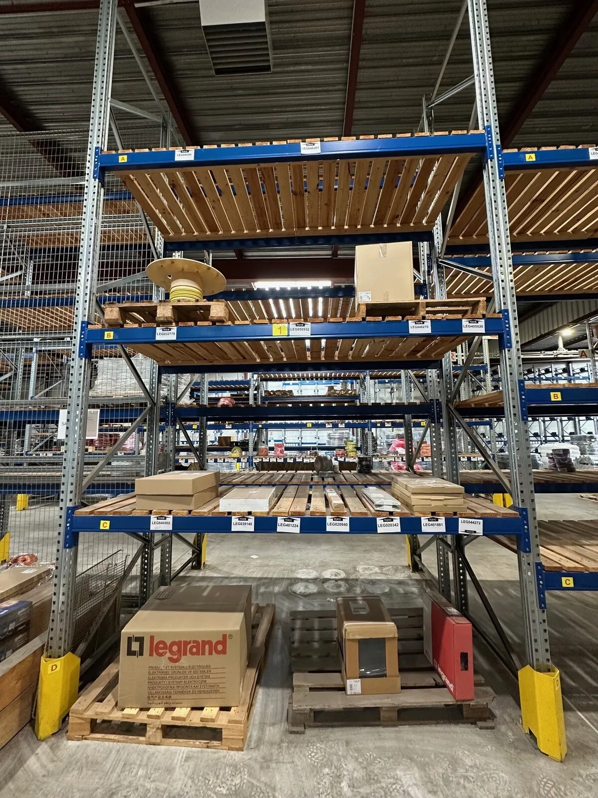 Lot n°198 - : Éléments de coffrets électrique LEGRAND ( 12 au total ) + câbles réseaux CAT 6 A ( 15 m )