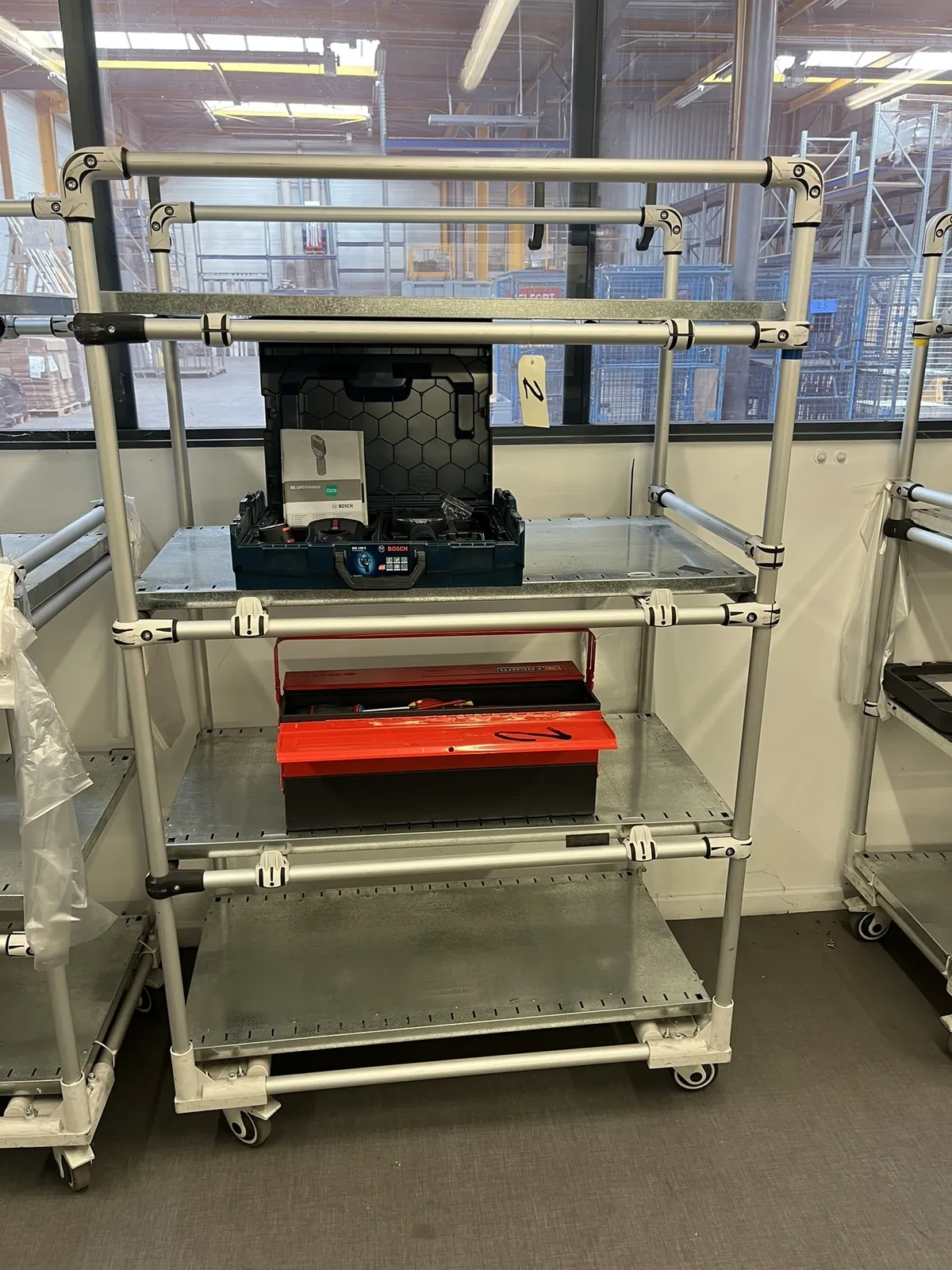 Lot n°2 - Chariot 4 plateaux avec caméra BOSCH GIC 120 ,1 caisse à outils ( DOLLER )