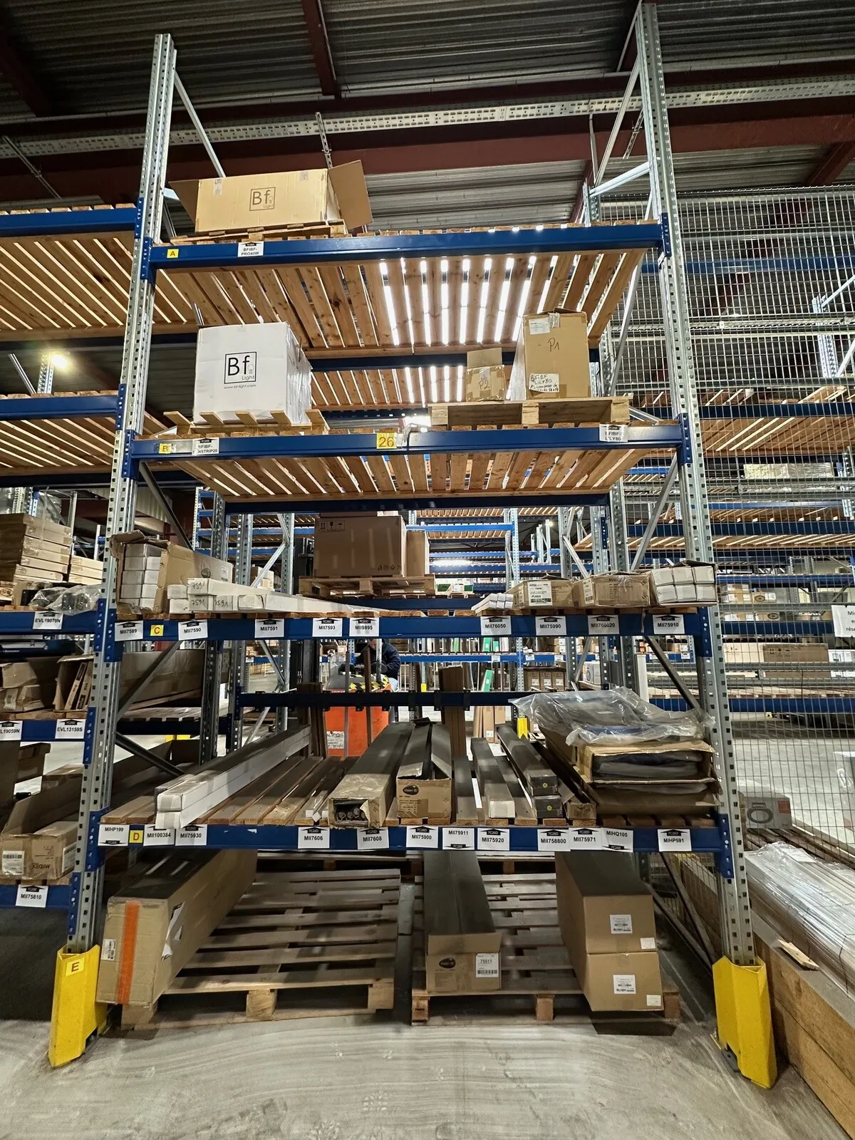 Lot n°200 - : Etanches + boîtiers 35 à 42 W ( 41 au total ), Bornes solaire P65 ( 4 x ), Eléments de coffrets MICHAUD + divers
