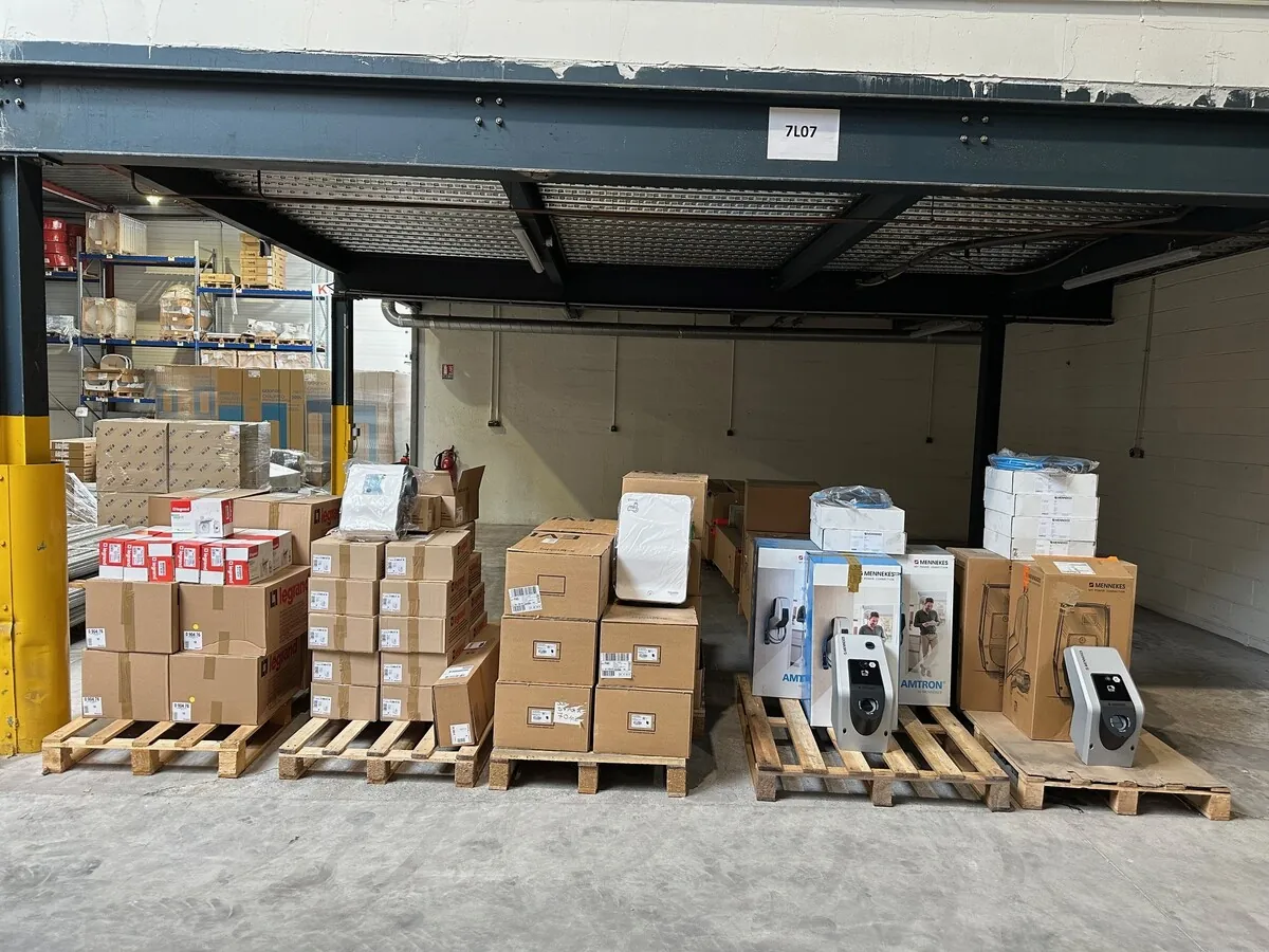 Lot n°201 - Stock Elec : Borne de recharge + accessoires ( 186 au total )