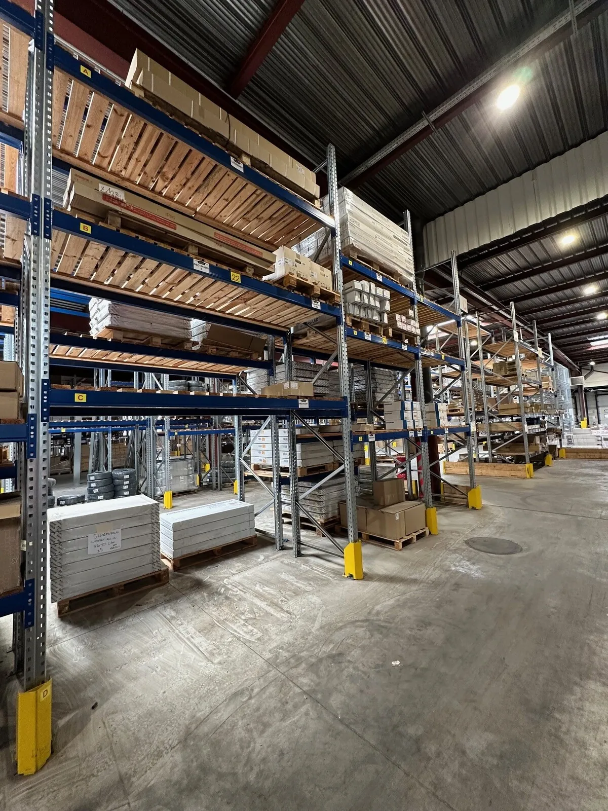 Lot n°203 - Stock Elec : Armoires de distribution 195 cm de H (2 X ) Etanches de 33 à 48 W ( 85 au total ), Coffrets de branchement provisoire 15/45 A ( 8 x ) + divers