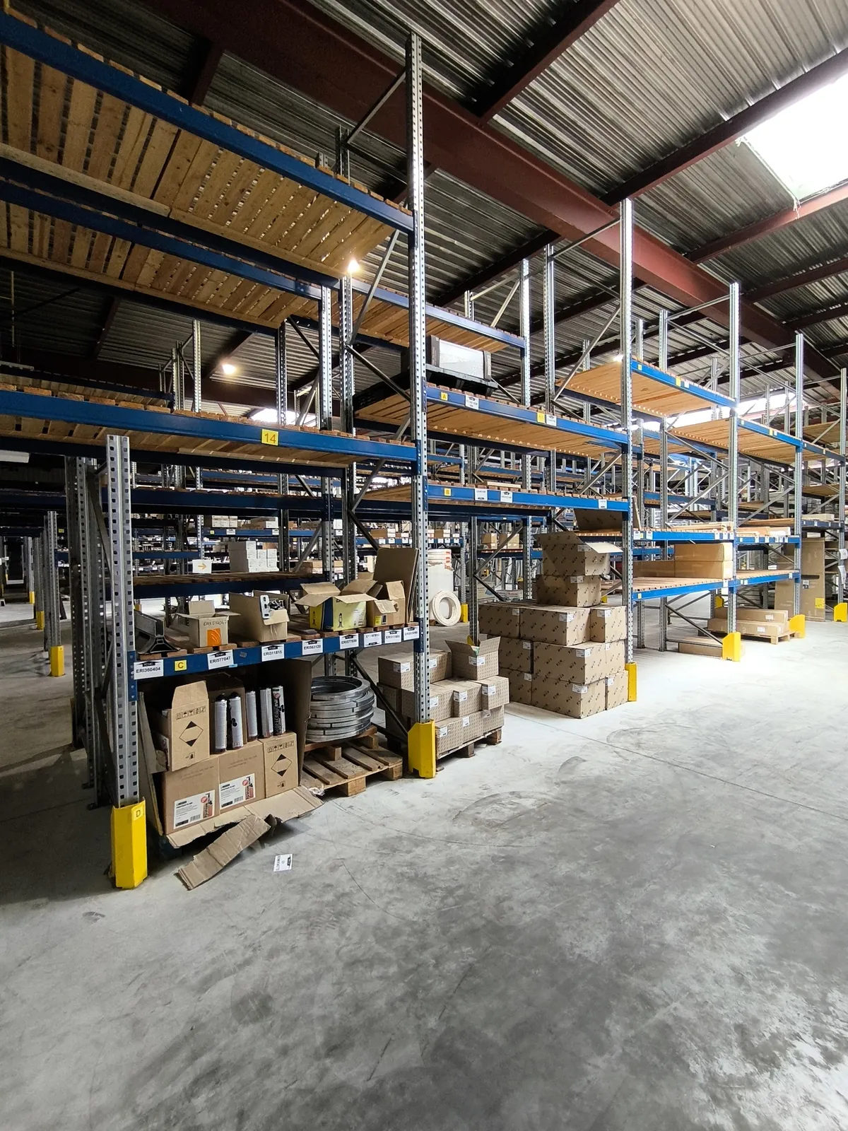 Lot n°205 - Stock Elec/Isol : Composants coffrets électriques ( 62 au total ), Mousse PU ( 280 x ) + divers