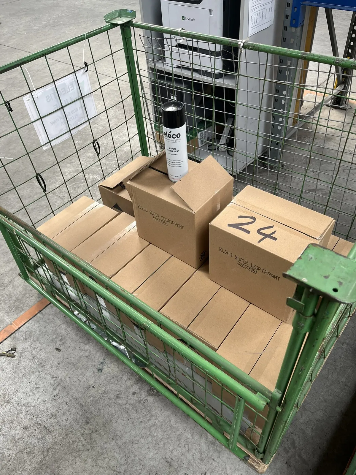 Lot n°24 - 1 Palette AEROSOLS contenant 12 cartons de 12 bombes Super Dégrippant 6 fonctions ( DOLLER )