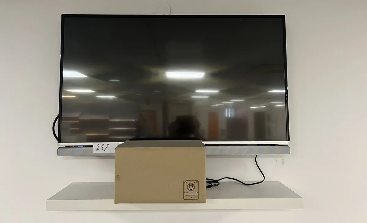 Lot n°252 - Téléviseur GRUNDIG 100 cm fourni avec pied + télécommande