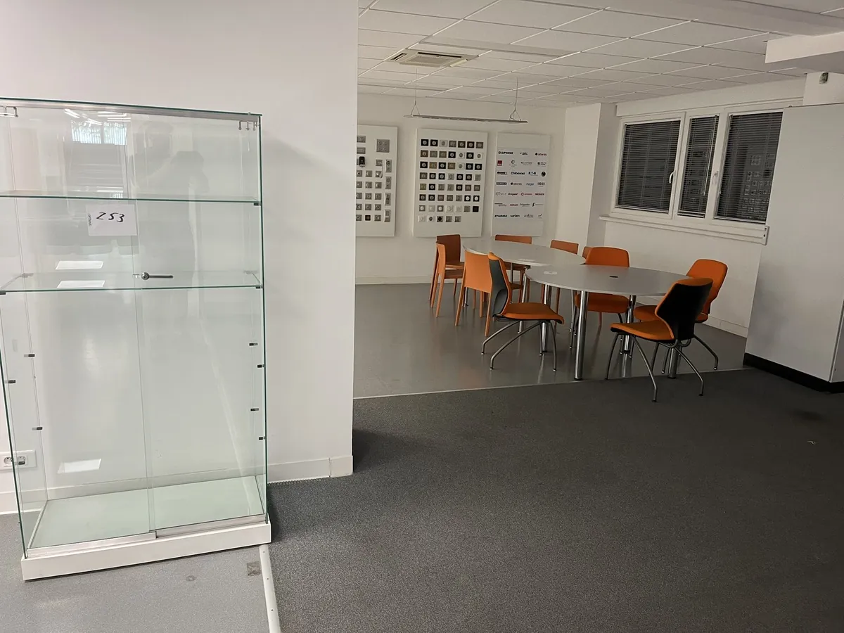 Lot n°253 - Mobilier : 3 tables de réunion, 20 chaises, 1vitrine (sans clé)