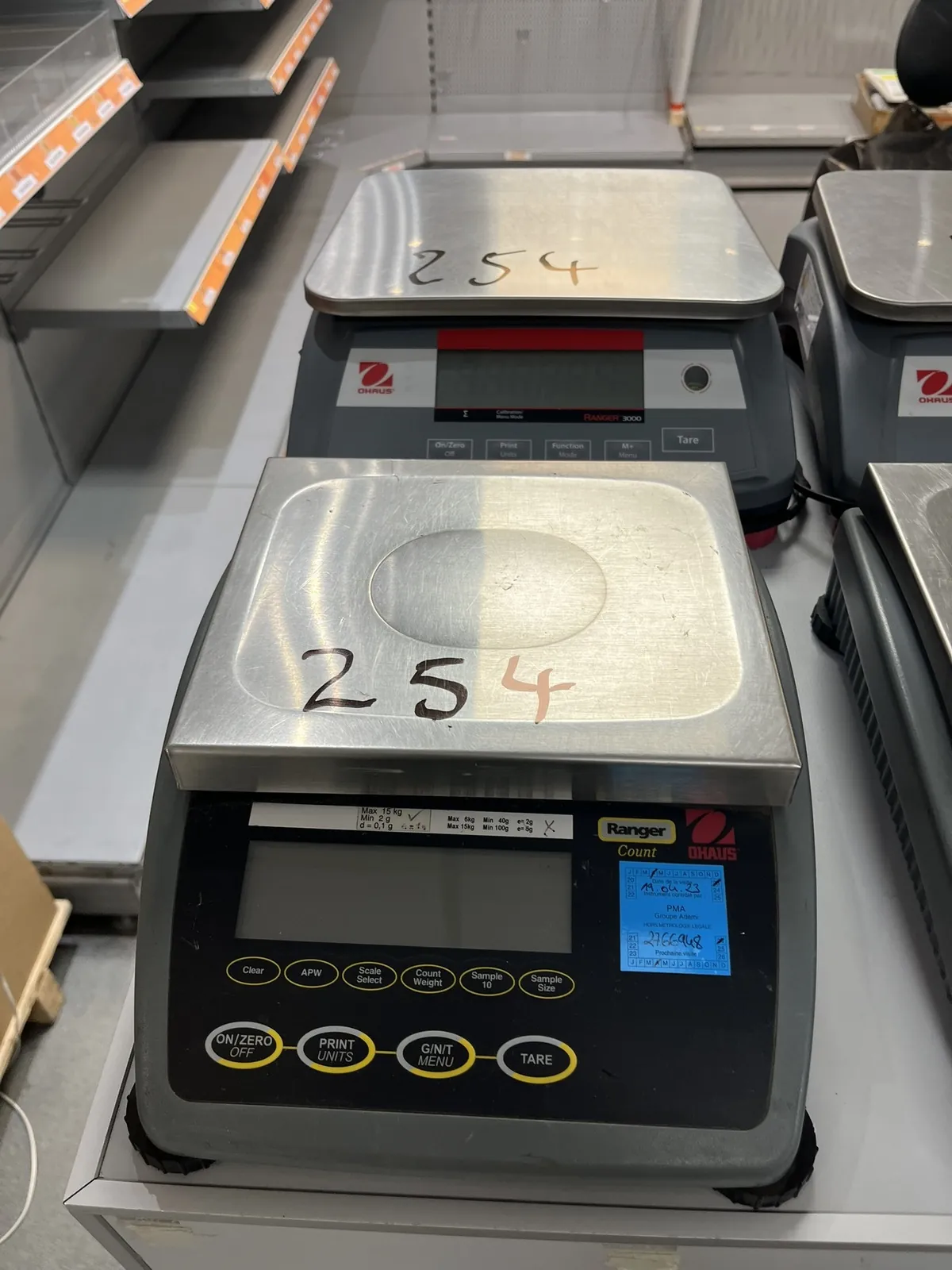 Lot n°254 - Ensemble : 2 Balances OHAUS Ranger 3000, capacité Mini 100 gr Maxi 15 kg (documentation fournie)