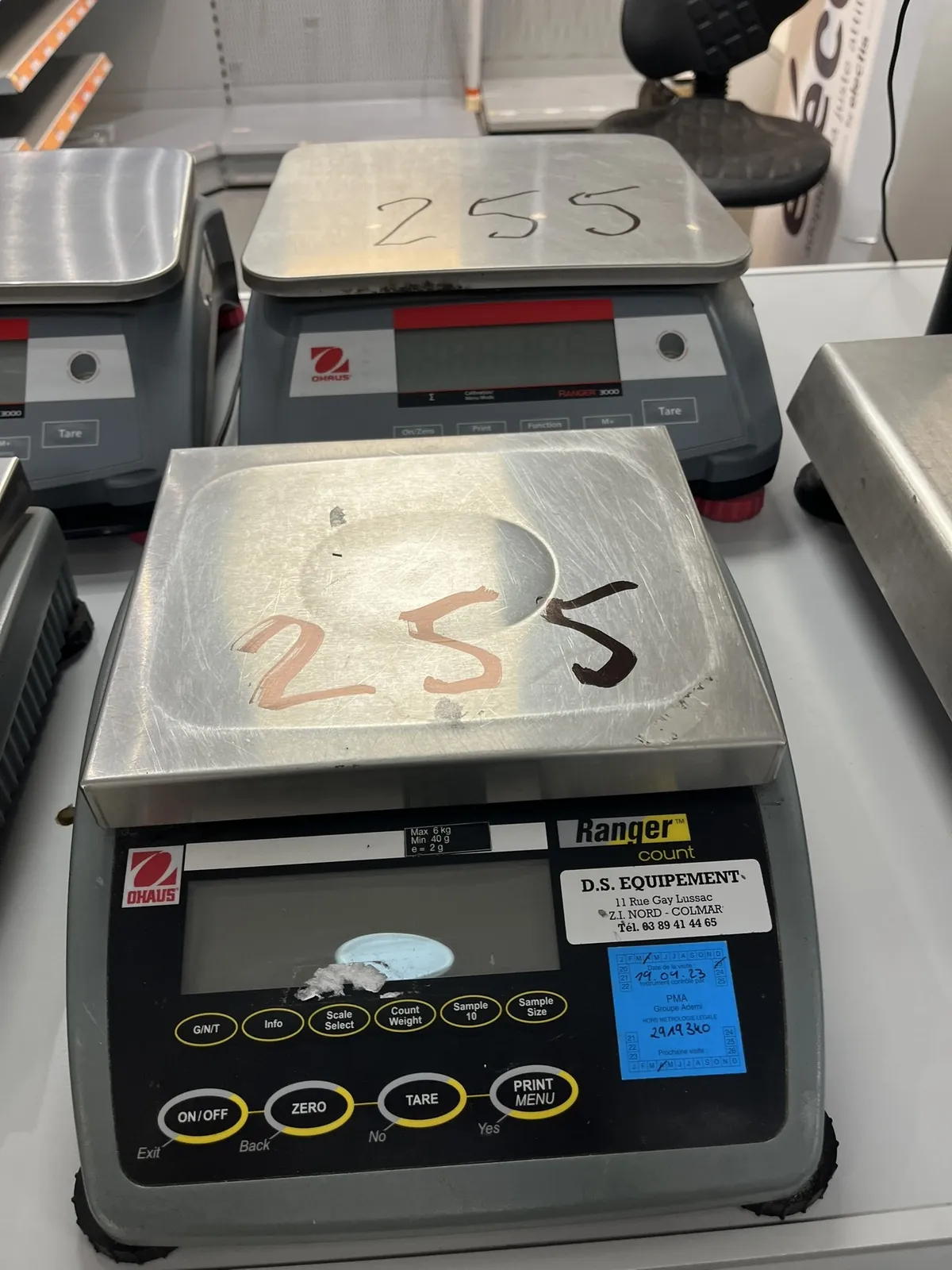 Lot n°255 - Ensemble : 2 balances OHAUS Ranger 3000, capacité Mini 100 gr Maxi 15 kg (documentation fournie)
