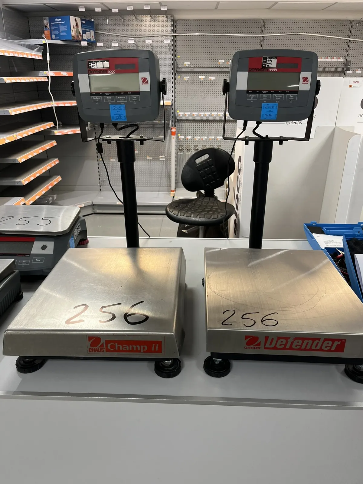 Lot n°256 - Ensemble : 2 balances OHAUS Defender 3000, afficheur sur potence, capacité mini 400 gr maxi 60 kg par 20 gr ( documentation fournie)
