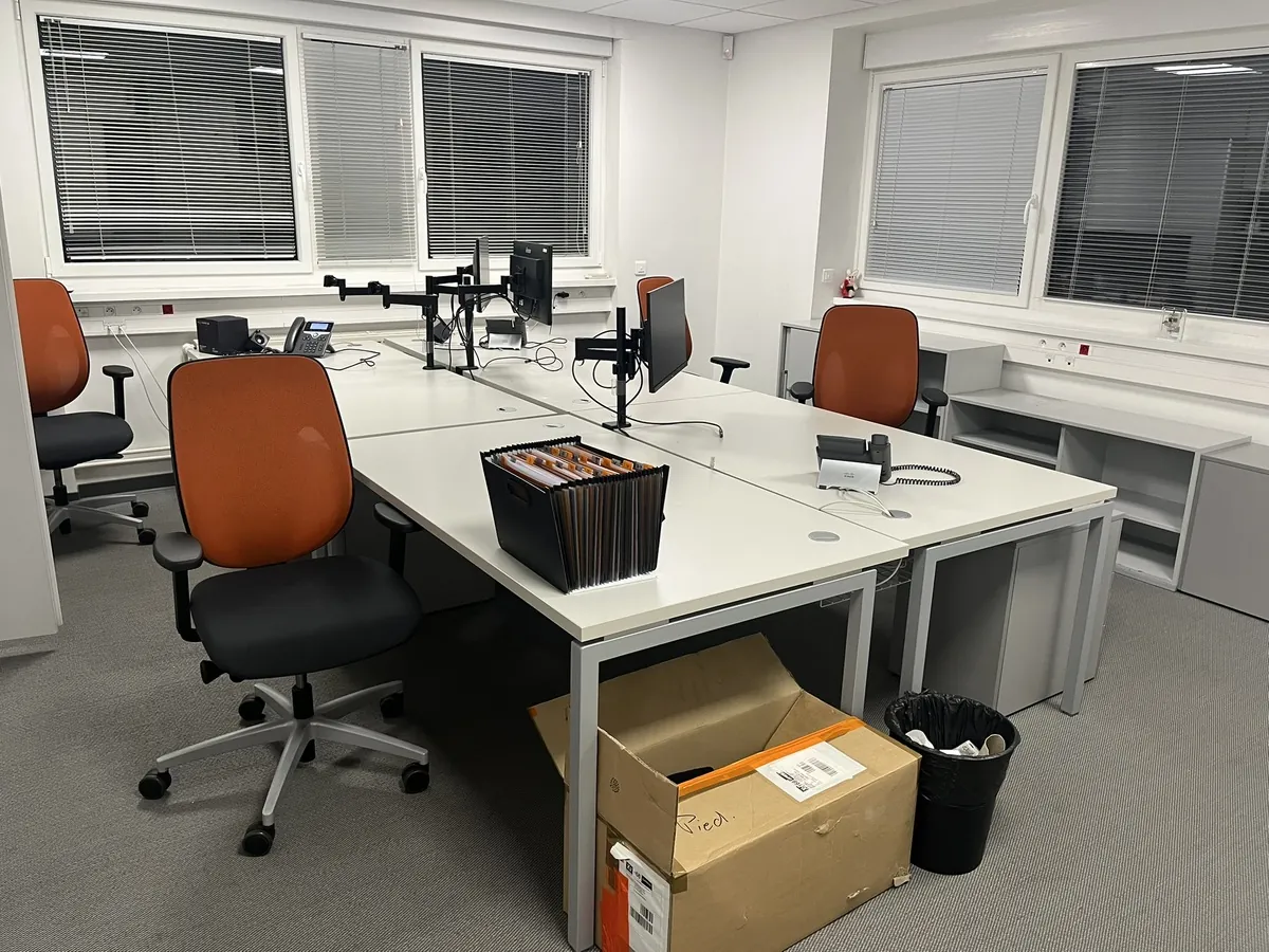 Lot n°258 - Ensemble : 4 bureaux, 4 fauteuils, 4 caissons, 1 placard (en 5 éléments) portes coulissantes. L totale 3700