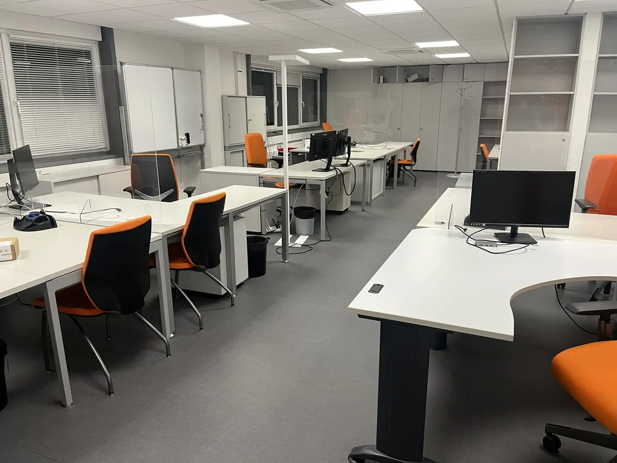 Lot n°259 - Ensemble : 7 bureaux avec retour, 1 bureau sans retour, 8 fauteuils, 6 chaises, 9 caissons, 6 meubles bas portes coulissantes, 3 petits meubles à étagères, 1 tableau blanc sur roulettes, 1 lampe haute de bureau, ( SANS PLACARD )