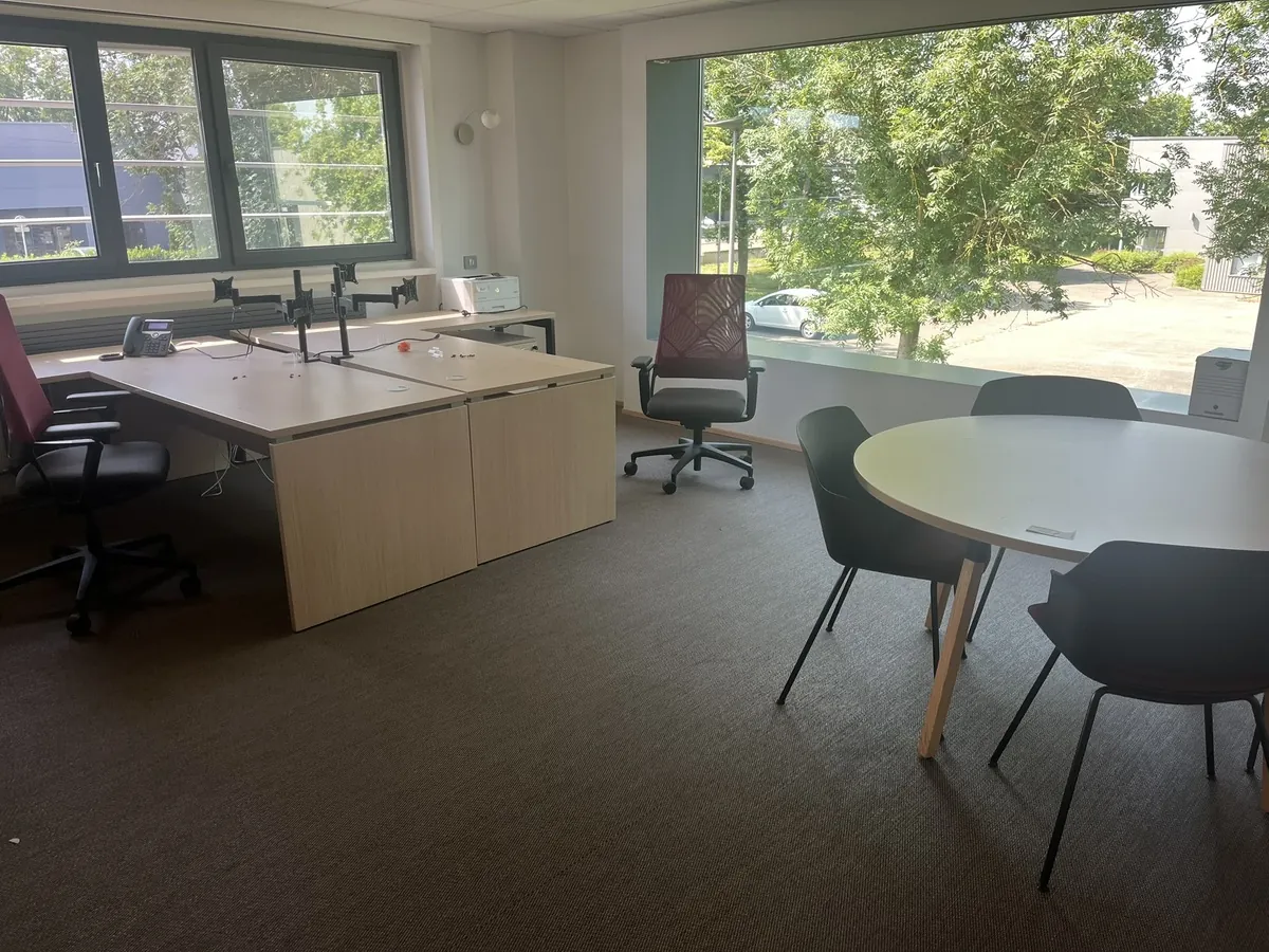 Lot n°261 - Bureau de Direction : 2 bureaux avec retour + fauteuil, 2 caissons, 1 meuble bas + 2 tableaux, 1 table ronde + 4 fauteuils, 1 imprimante HP LASERJET PRO M 402, 1 écran ILYAM sans télécommande
