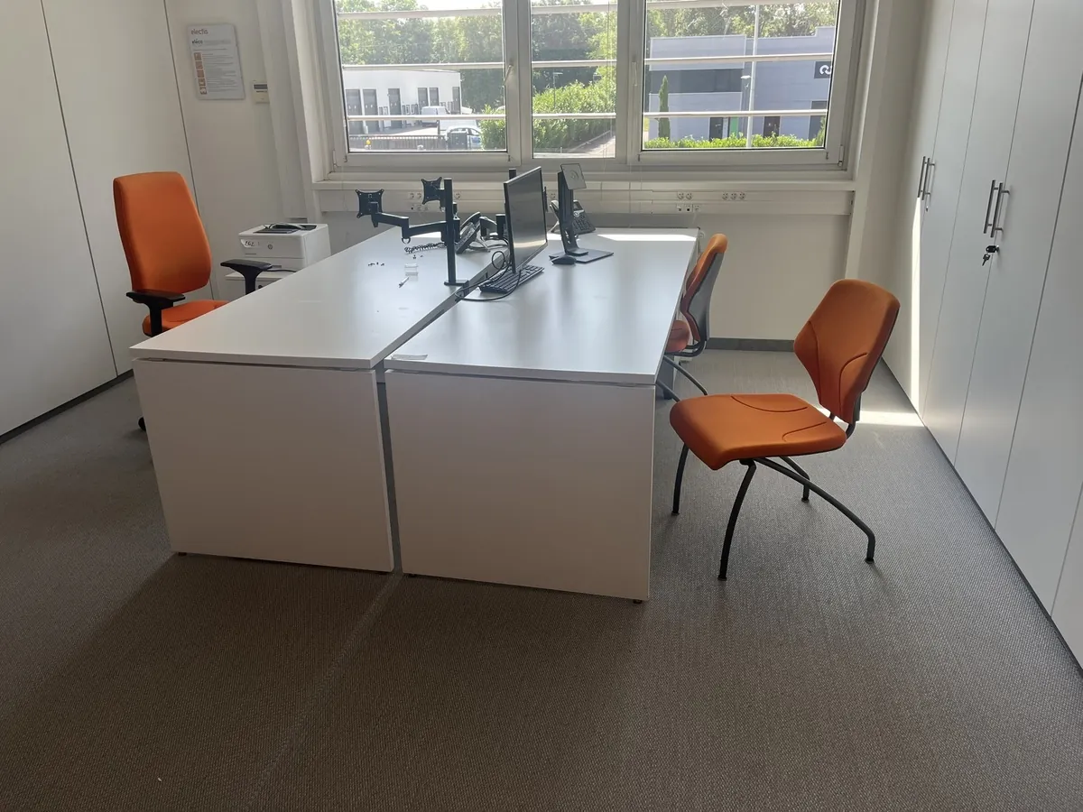 Lot n°262 - Ensemble : 2 bureaux blanc, 1 caisson, 1 retour, 3 fauteuils, 1 tableau blanc, 1 imprimante HP LASERJET PRO, 2 tableaux déco