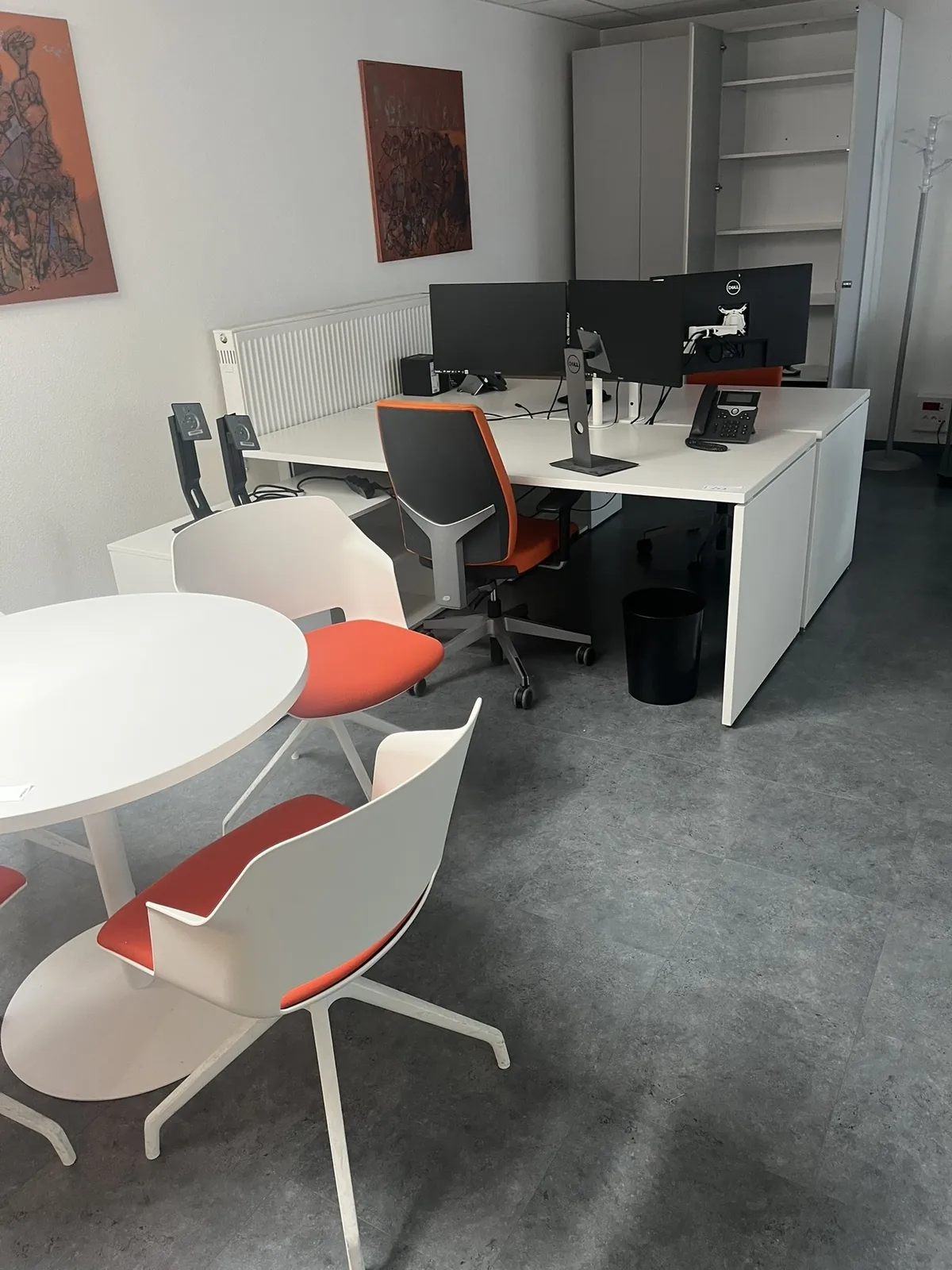Lot n°263 - Ensemble : 4 bureaux + retour, 4 fauteuils, 1 table ronde + 4 fauteuils, 1 meuble sur roulettes 1 imprimante HP COLOR LASER JET PRO + 2 IMACS