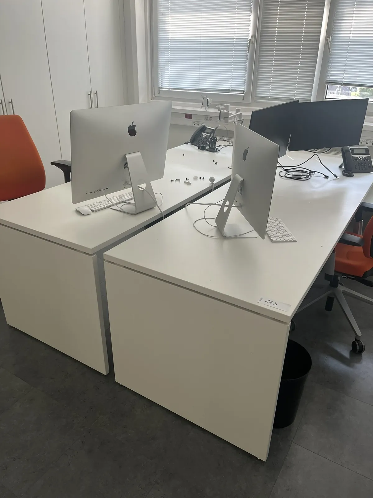 Lot n°263 - Ensemble : 4 bureaux + retour, 4 fauteuils, 1 table ronde + 4 fauteuils, 1 meuble sur roulettes 1 imprimante HP COLOR LASER JET PRO + 2 IMACS