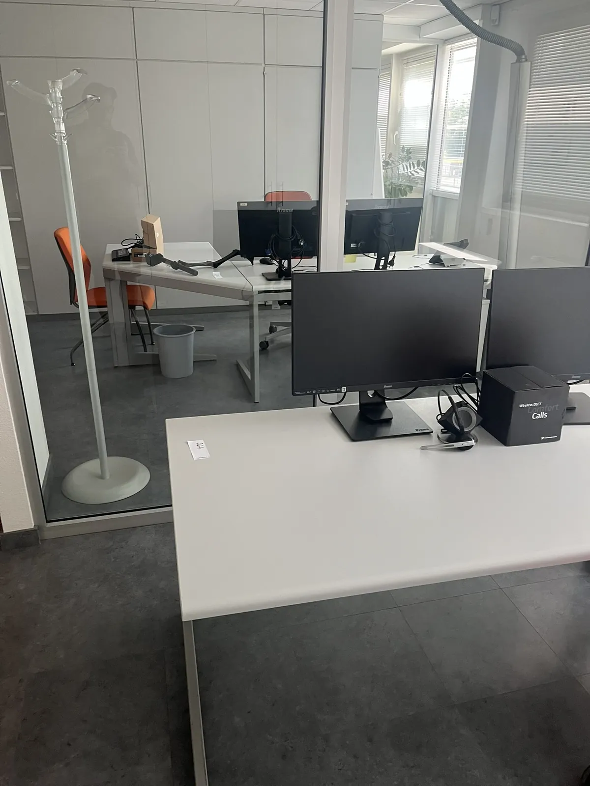 Lot n°264 - Ensemble : 2 bureaux avec retour, 2 caissons, 2 fauteuils + 2 chaises
