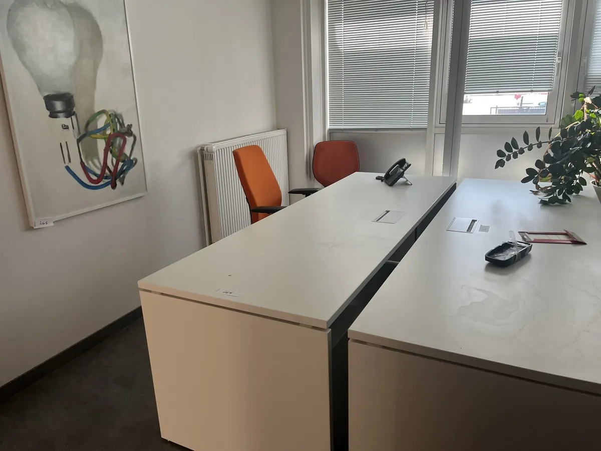 Lot n°265 - Ensemble : 2 bureaux, 1 retour, 1 caisson, 2 fauteuils, 1 chaise, 1 table ronde, 1 écran sans télécommande, 1 pot de fleur et 1 tableau