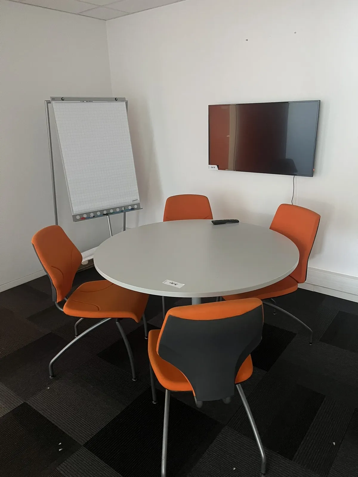 Lot n°265 - Ensemble : 2 bureaux, 1 retour, 1 caisson, 2 fauteuils, 1 chaise, 1 table ronde, 1 écran sans télécommande, 1 pot de fleur et 1 tableau