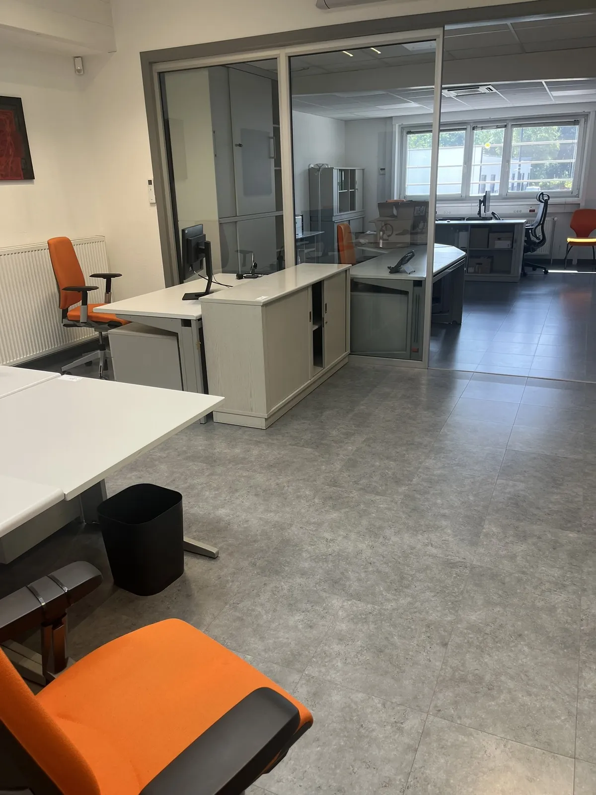 Lot n°266 - Ensemble : 5 bureaux, 1 bureau avec retour, 6 fauteuils, 1 chaise, 4 meubles bas, 1 imprimante HP LASER PRO JET et 3 tableaux décor