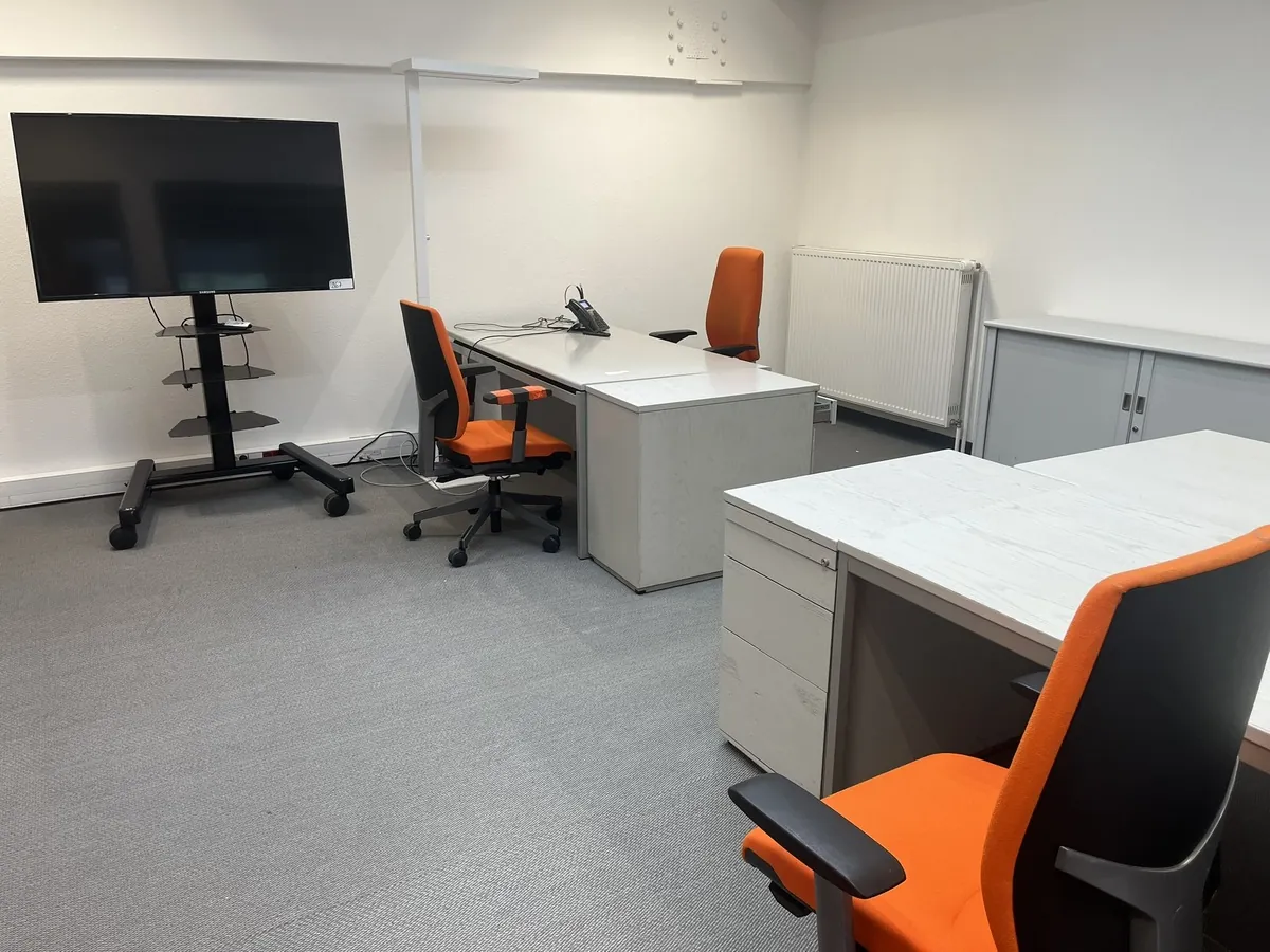 Lot n°267 - Ensemble : 3 bureaux, 2 caissons, 1 meuble bas, 3 fauteuils, 1 tableau blanc PANASONIC KX-B 520 et 1 écran SAMSUNG sur support à roulettes