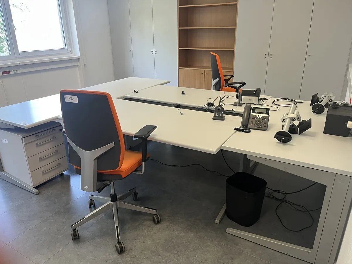 Lot n°270 - Ensemble : 5 bureaux, 2 caissons, 2 fauteuils, 1 meuble bas et 4 encadrements
