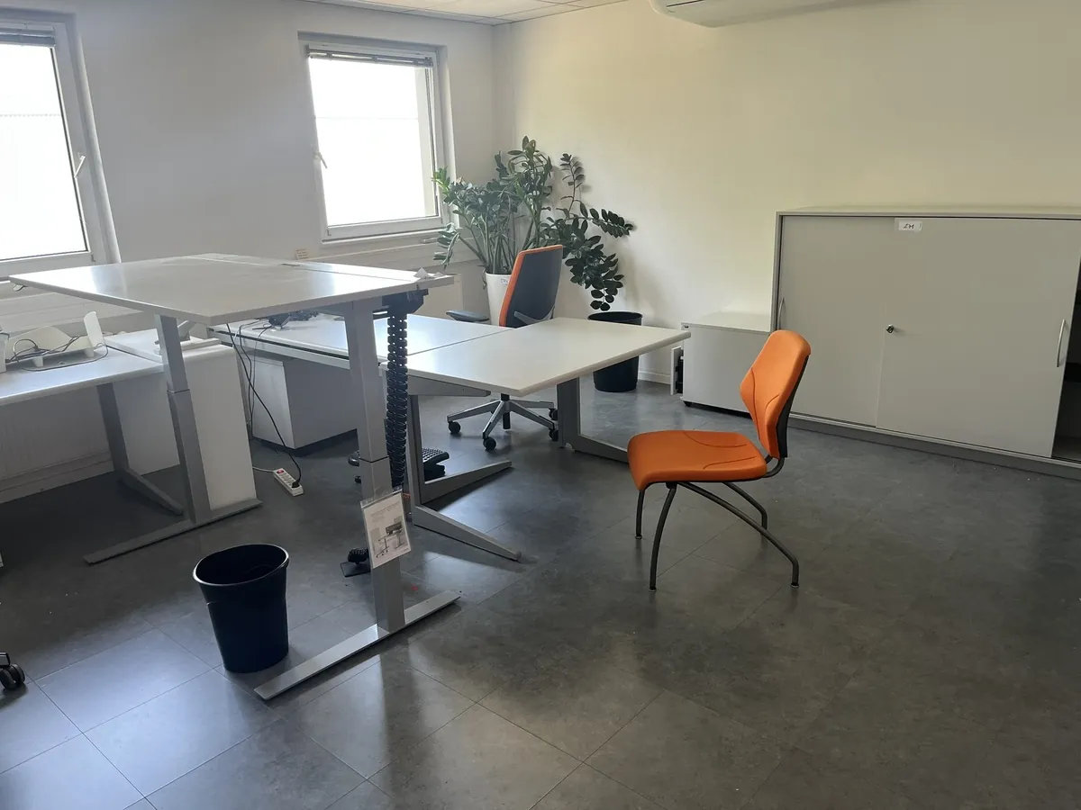 Lot n°271 - Ensemble : 3 bureaux, 1 table OPHELI hauteur variable, électrique, 2 fauteuils, 1 chaise, 2 armoires blanche, 1 coffre-fort RESKAL 20x30x20 cm, 1 ouvre lettre électrique RBS, 1 pot de fleurs