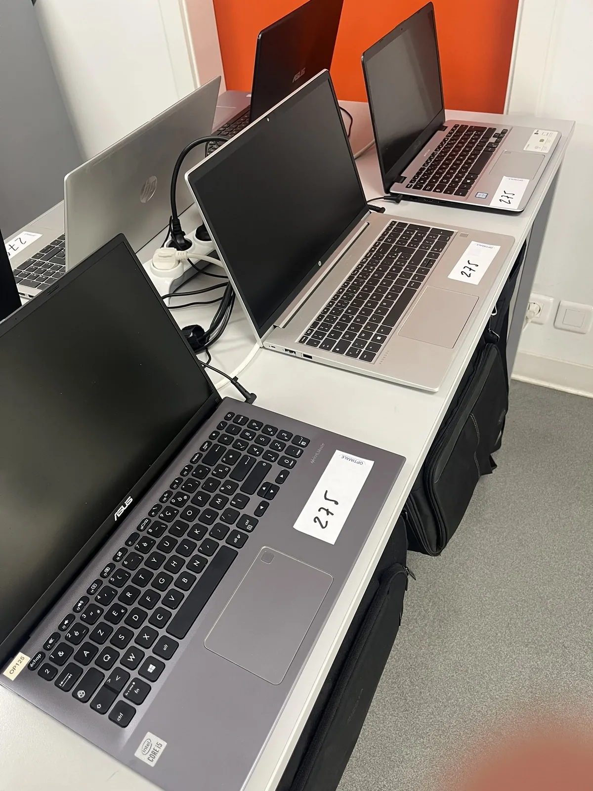 Lot n°275 - Ensemble : 3 PC portables avec chargeur + sacoche. Réinitialisés