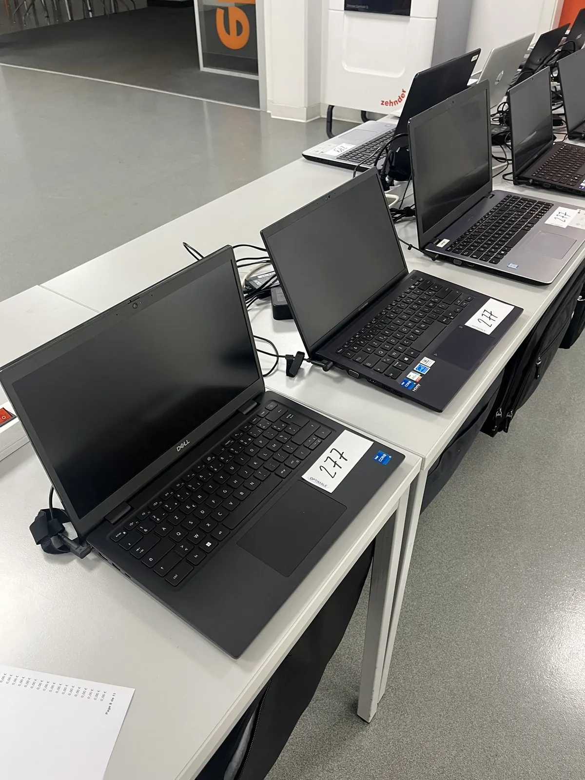 Lot n°277 - Ensemble : 3 PC portables avec chargeur + sacoche. Réinitialisés