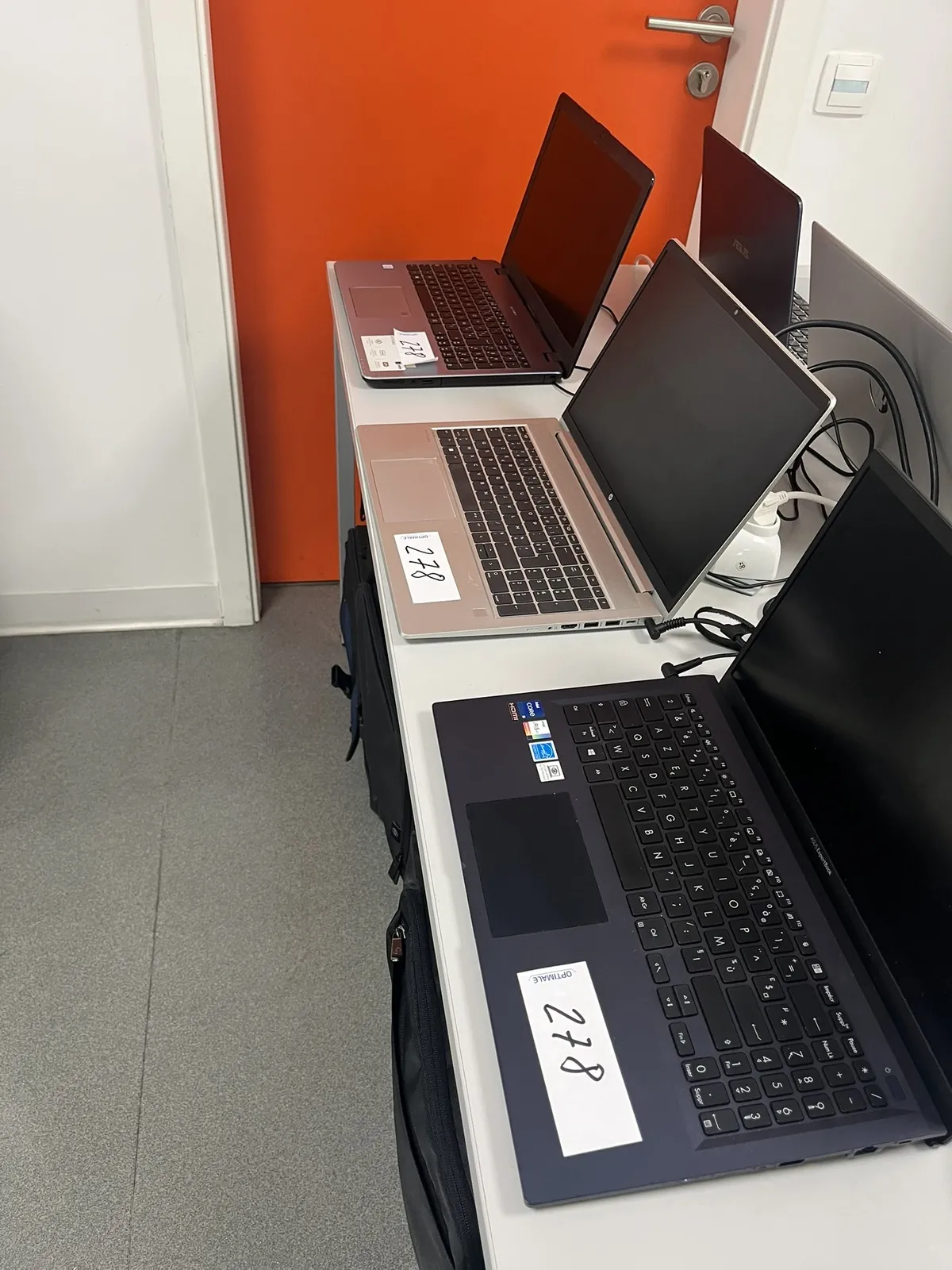Lot n°278 - Ensemble : 3 PC portables avec chargeur + sacoche. Réinitialisés