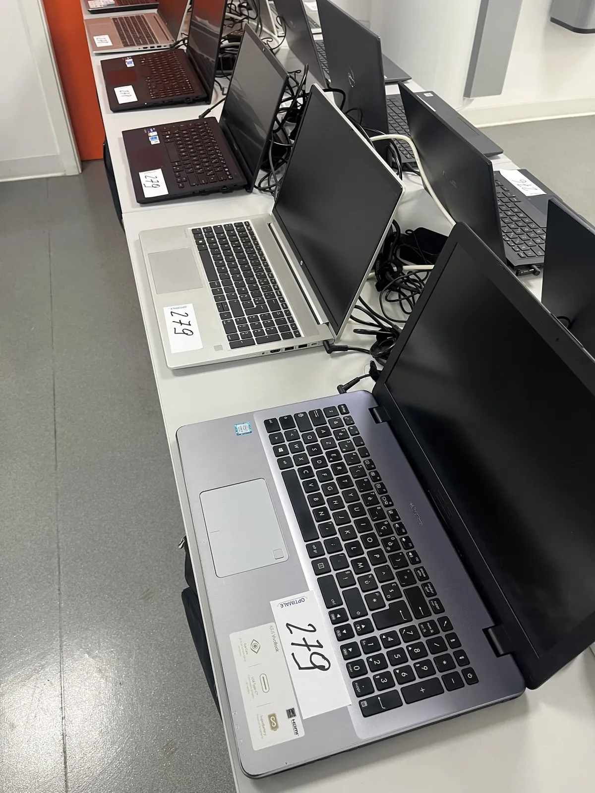 Lot n°279 - Ensemble : 3 PC portables avec chargeur + sacoche. Réinitialisés