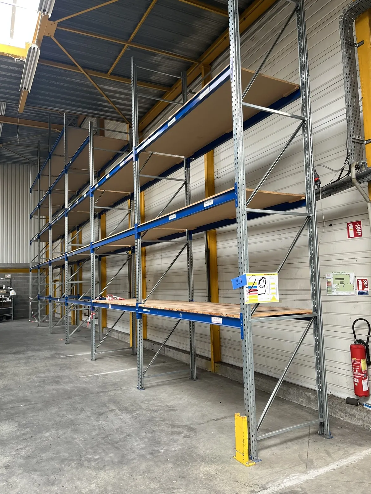 Lot n°29 - Rack à charges lourdes : 3 Échelles Hauteur 5 M, 4 Échelles H 6 M, 48 Lisses Longueur 2,70 M longueur totale 16 M ( DOLLER )